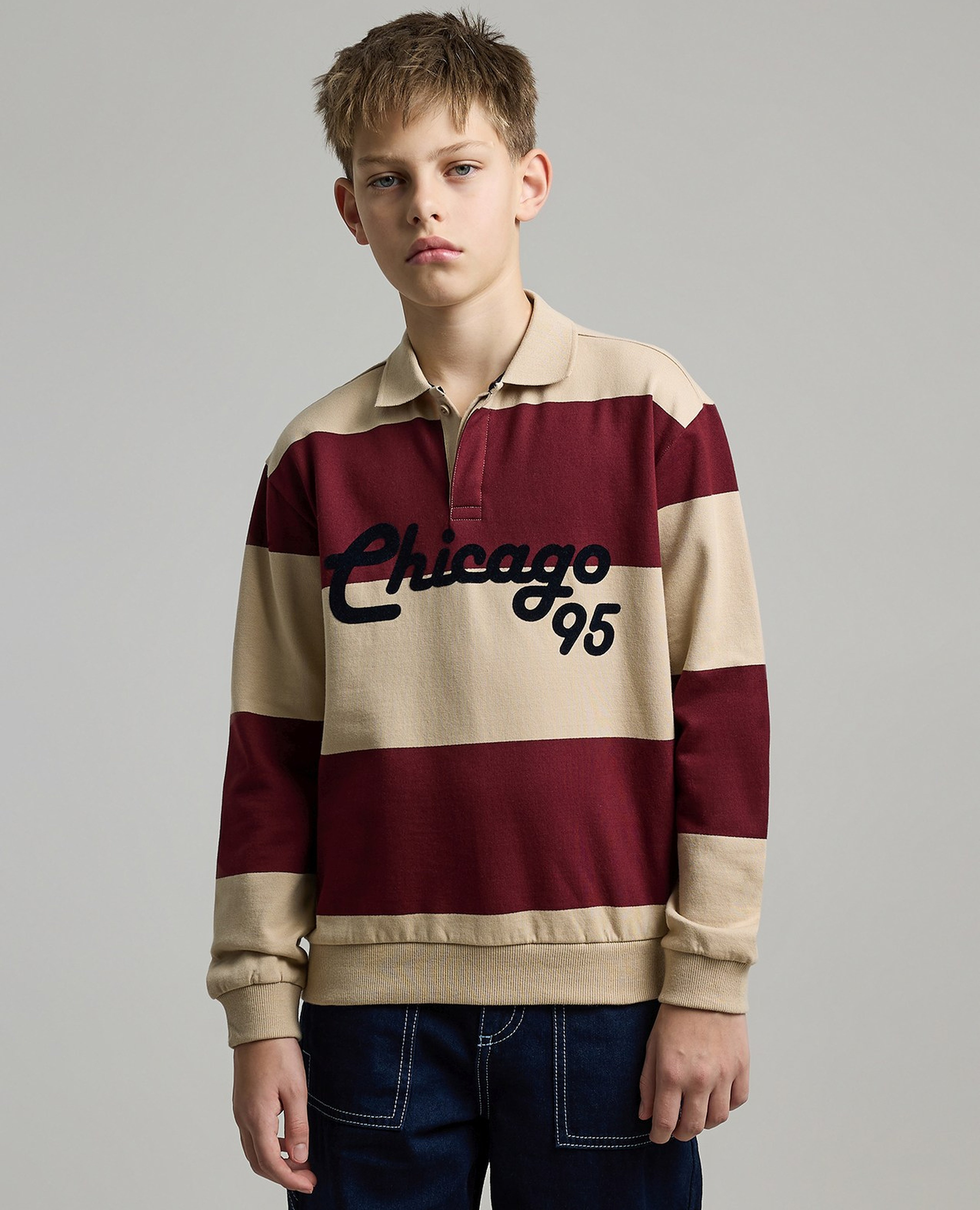 سويتشيرت بألوان متباينة مع ياقة وأكمام طويلة