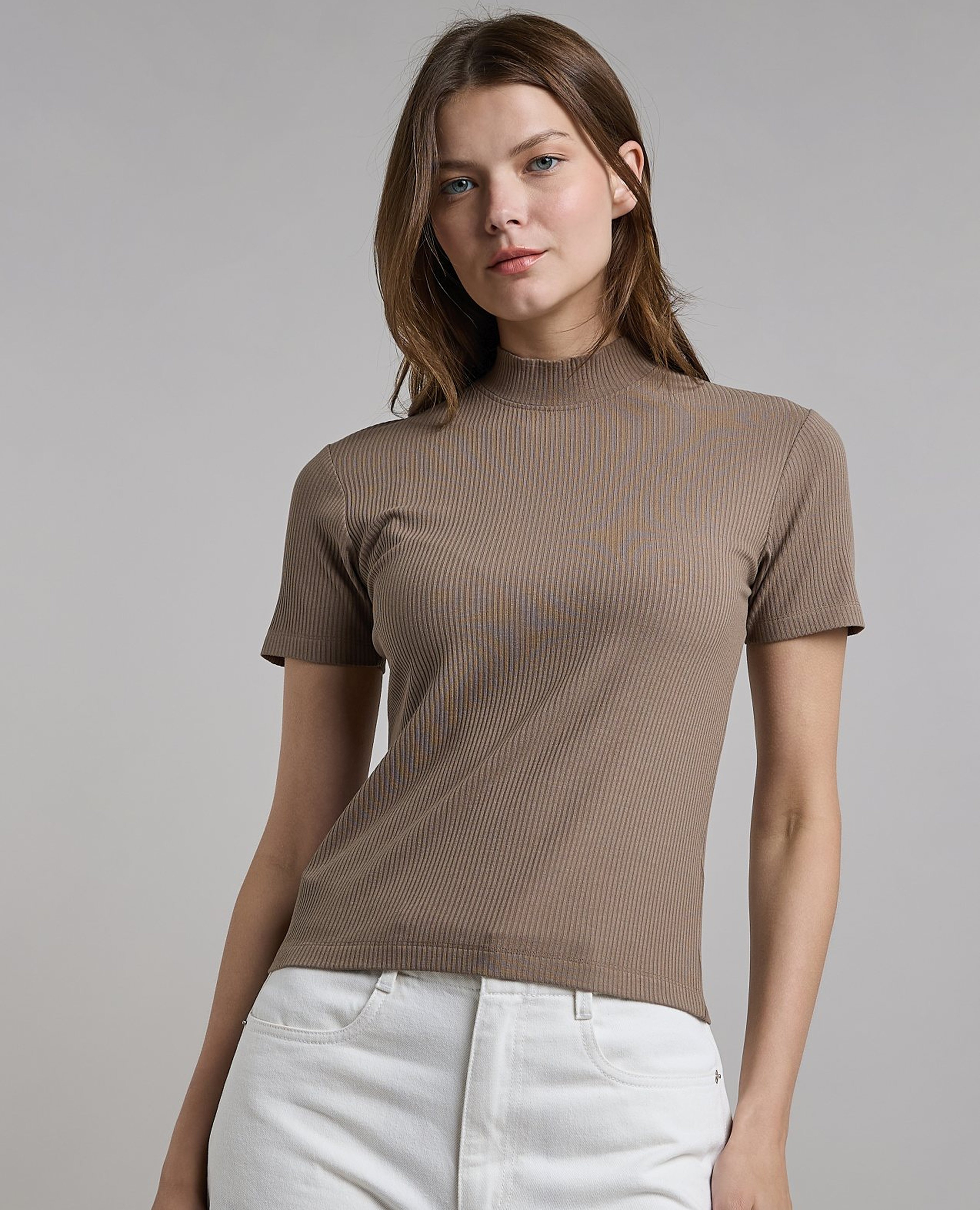 توب مرن برقبة عالية وأكمام قصيرة