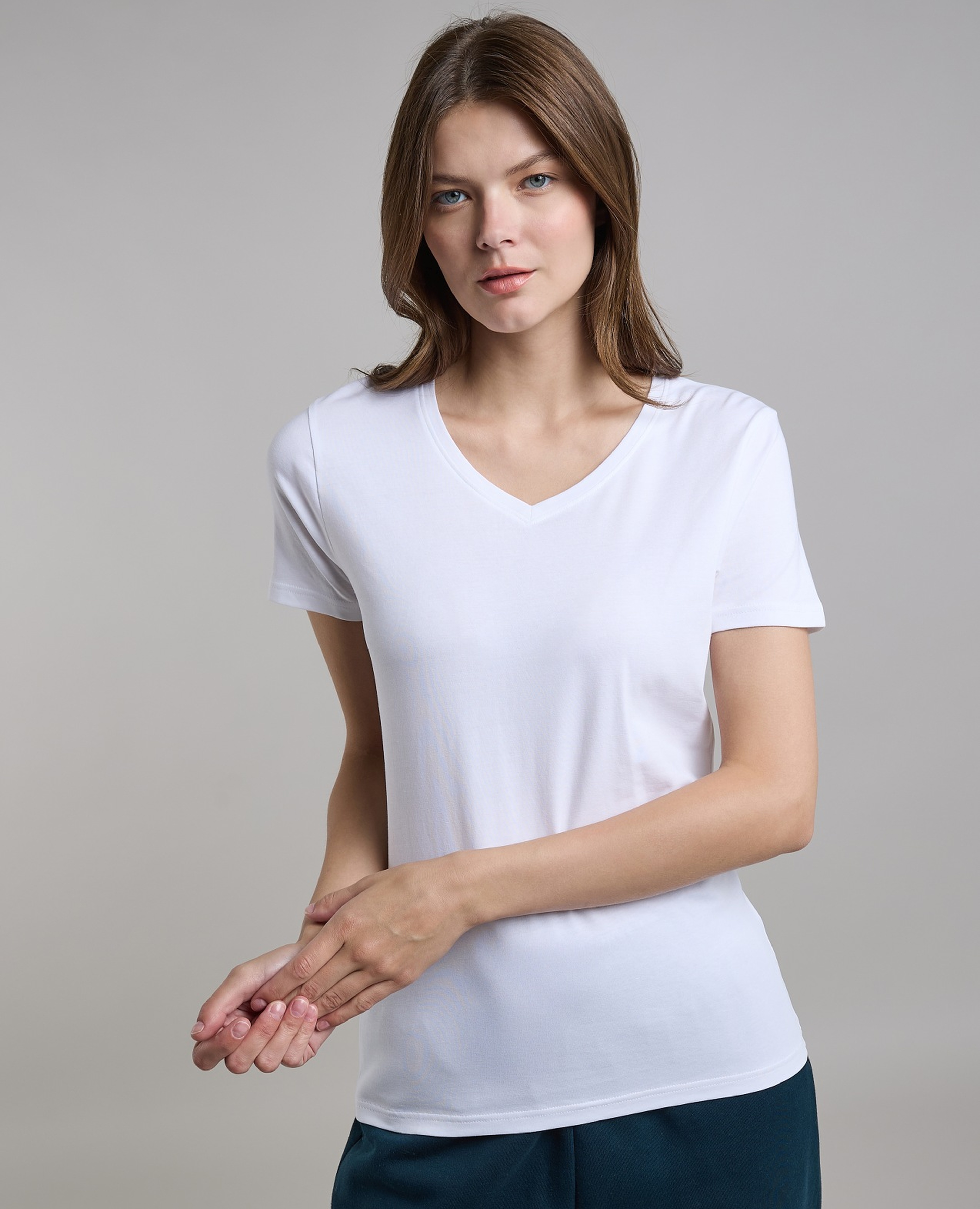 تيشيرت سادة بياقة V وأكمام قصيرة