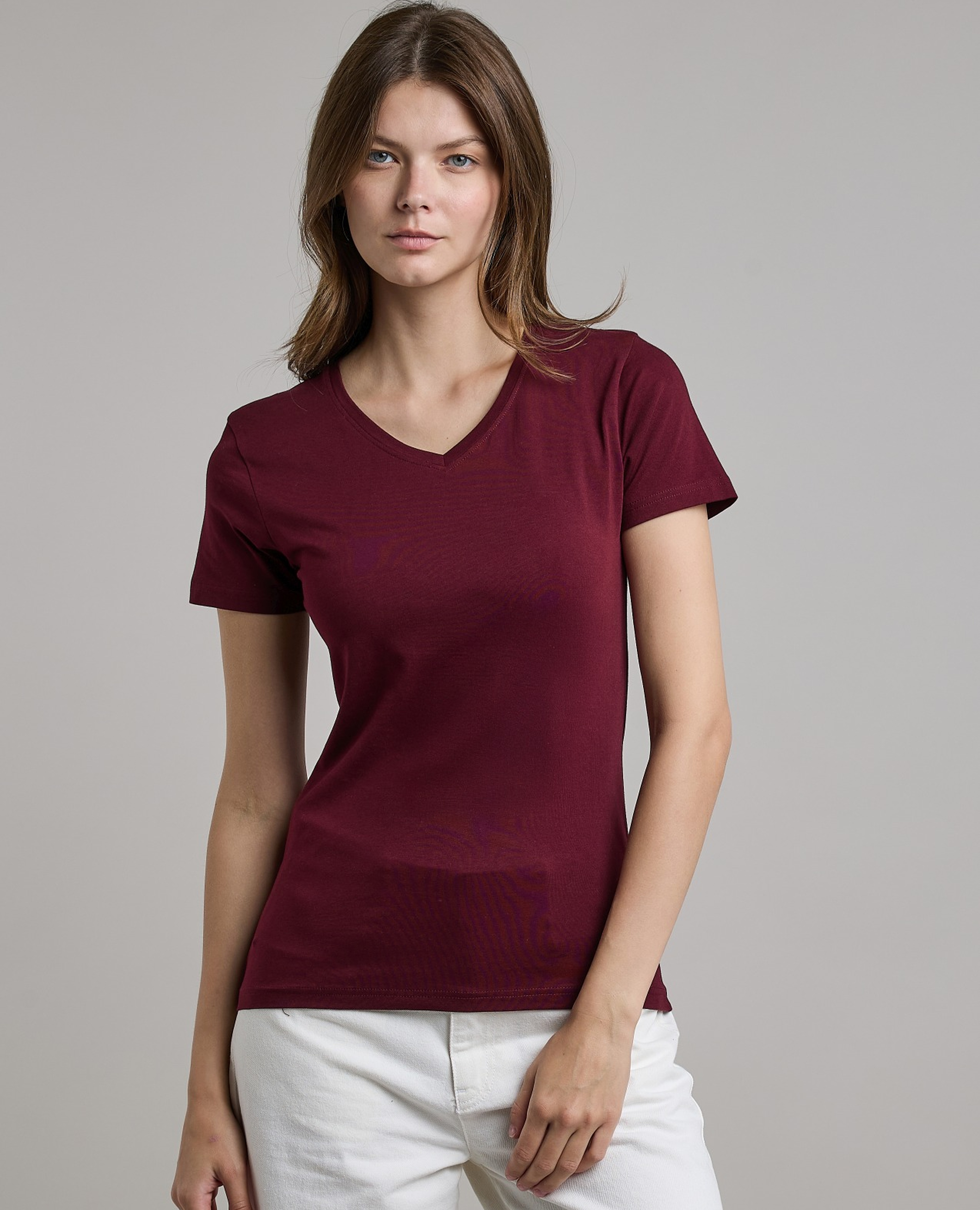 تيشيرت سادة بياقة V وأكمام قصيرة