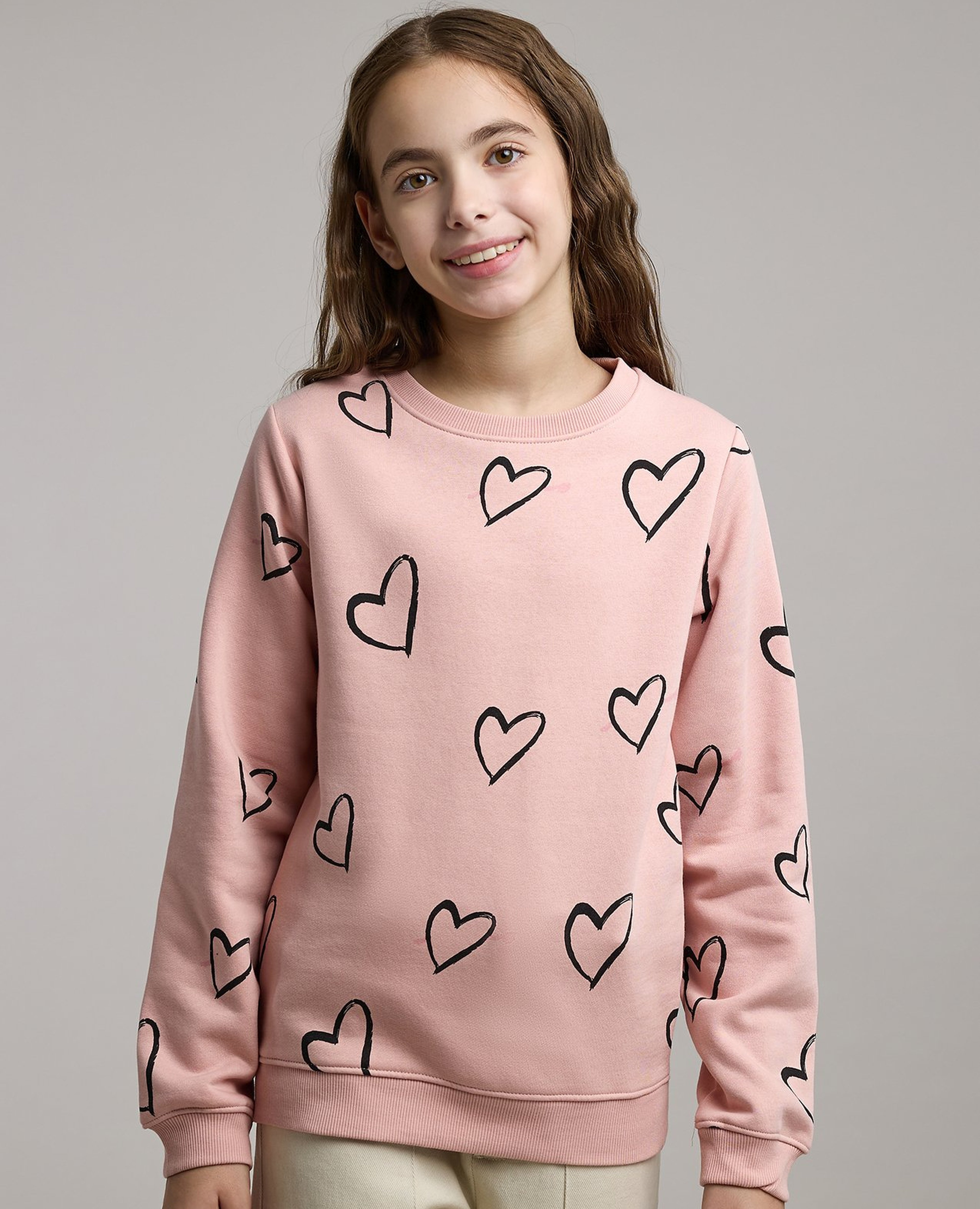 سويتشيرت مطبوع بياقة دائرية وأكمام طويلة