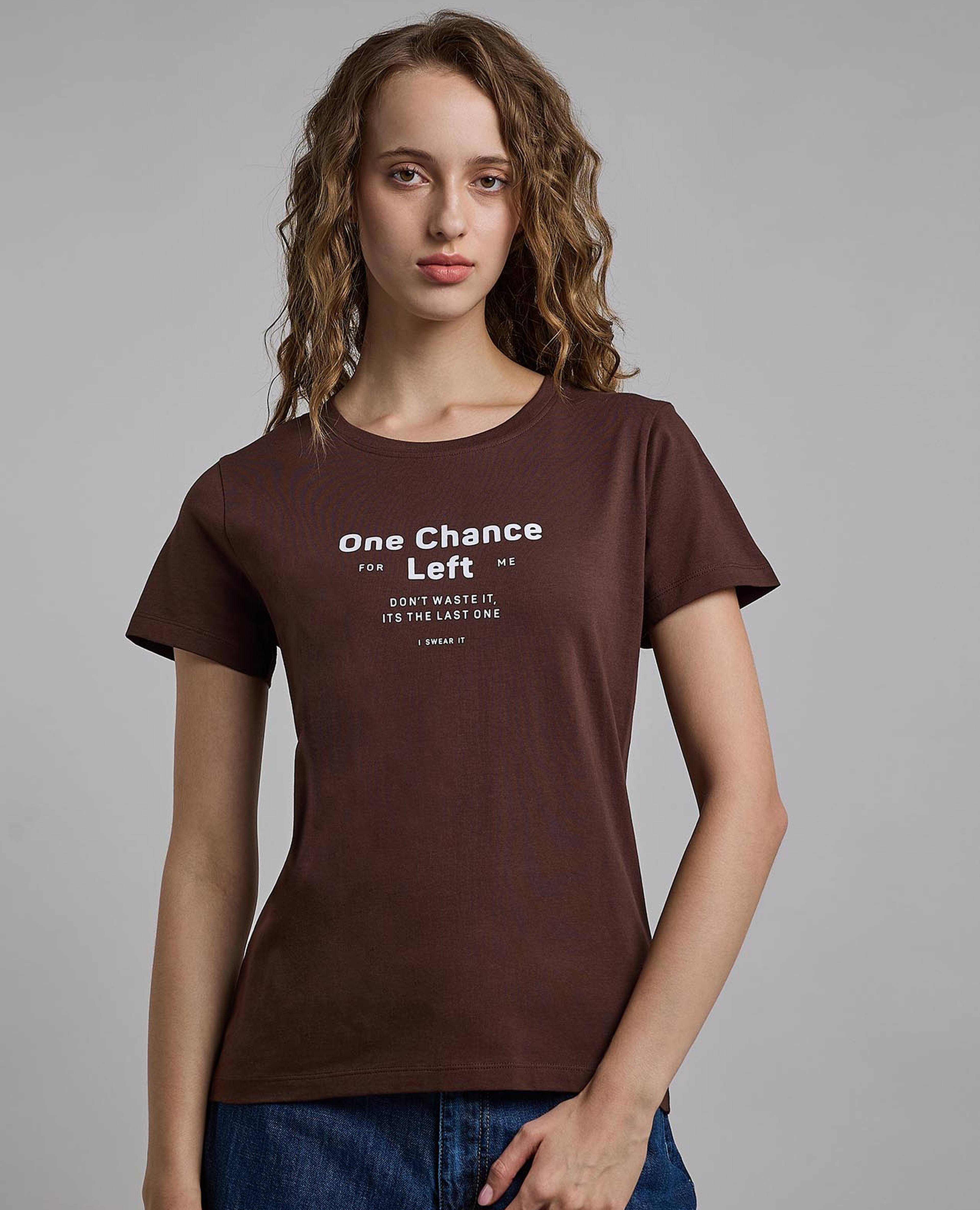 تيشيرت مطبوع بياقة دائرية وأكمام قصيرة