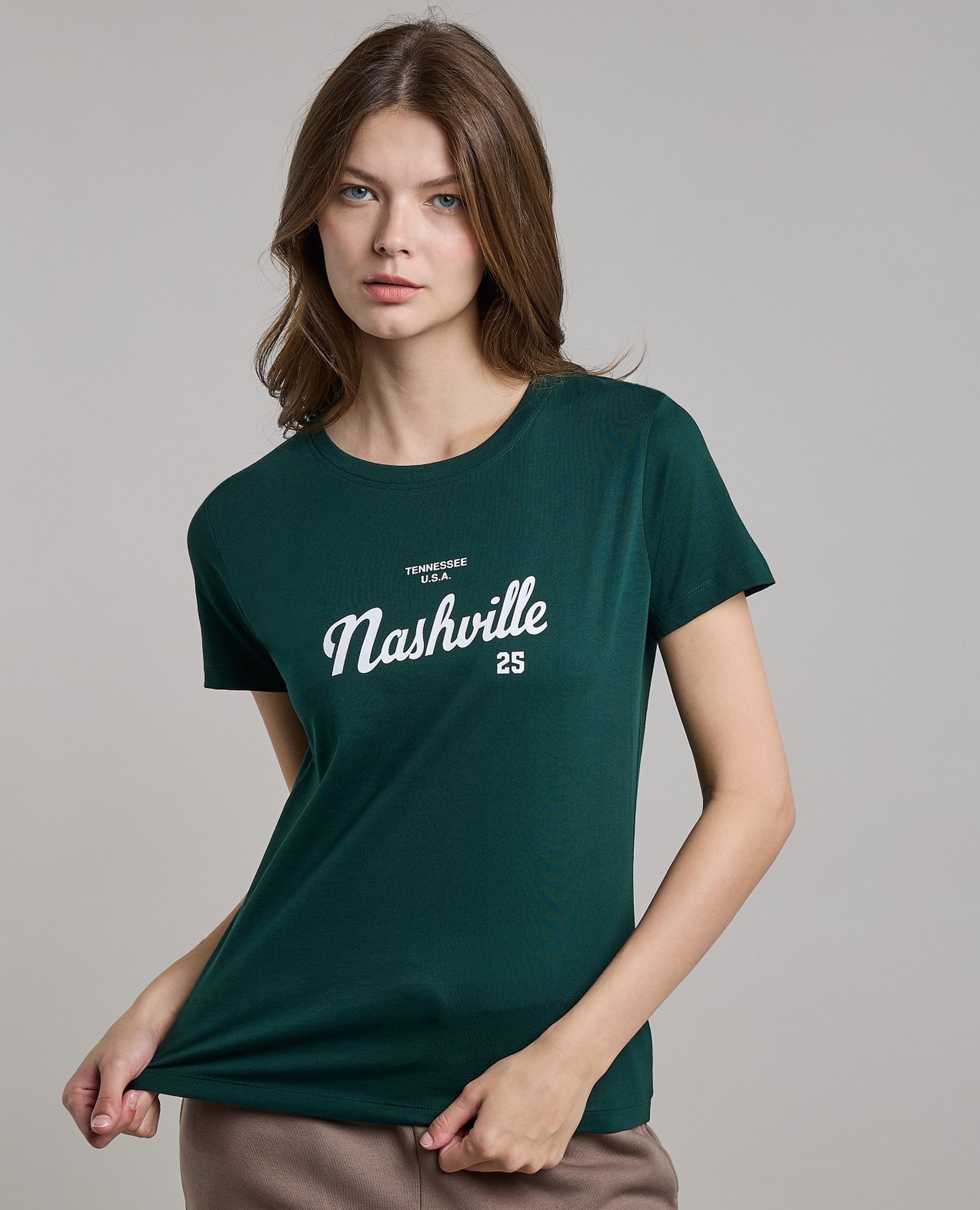 تيشيرت مطبوع بياقة دائرية وأكمام قصيرة