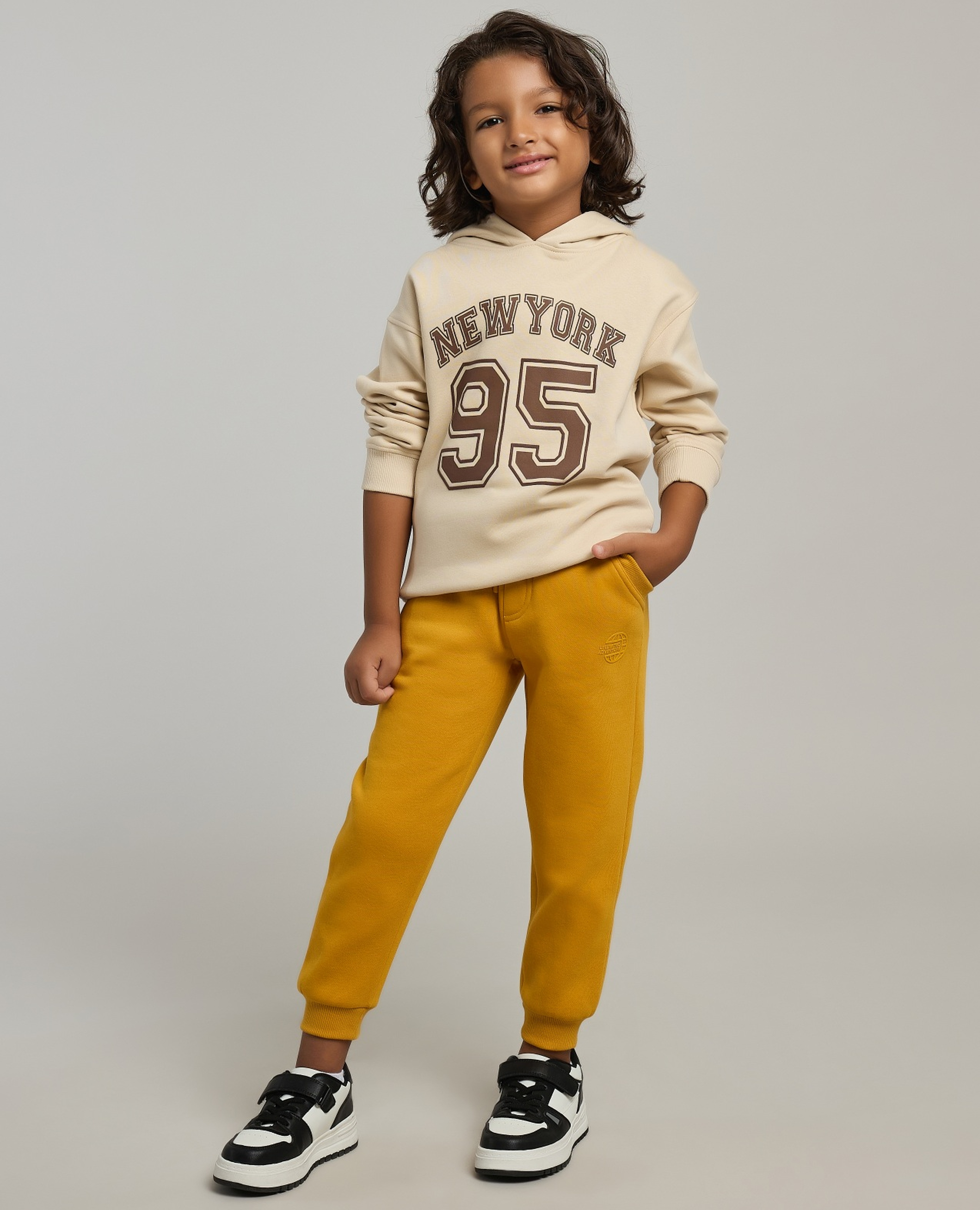 بنطال جوغر بطبعة ورباط