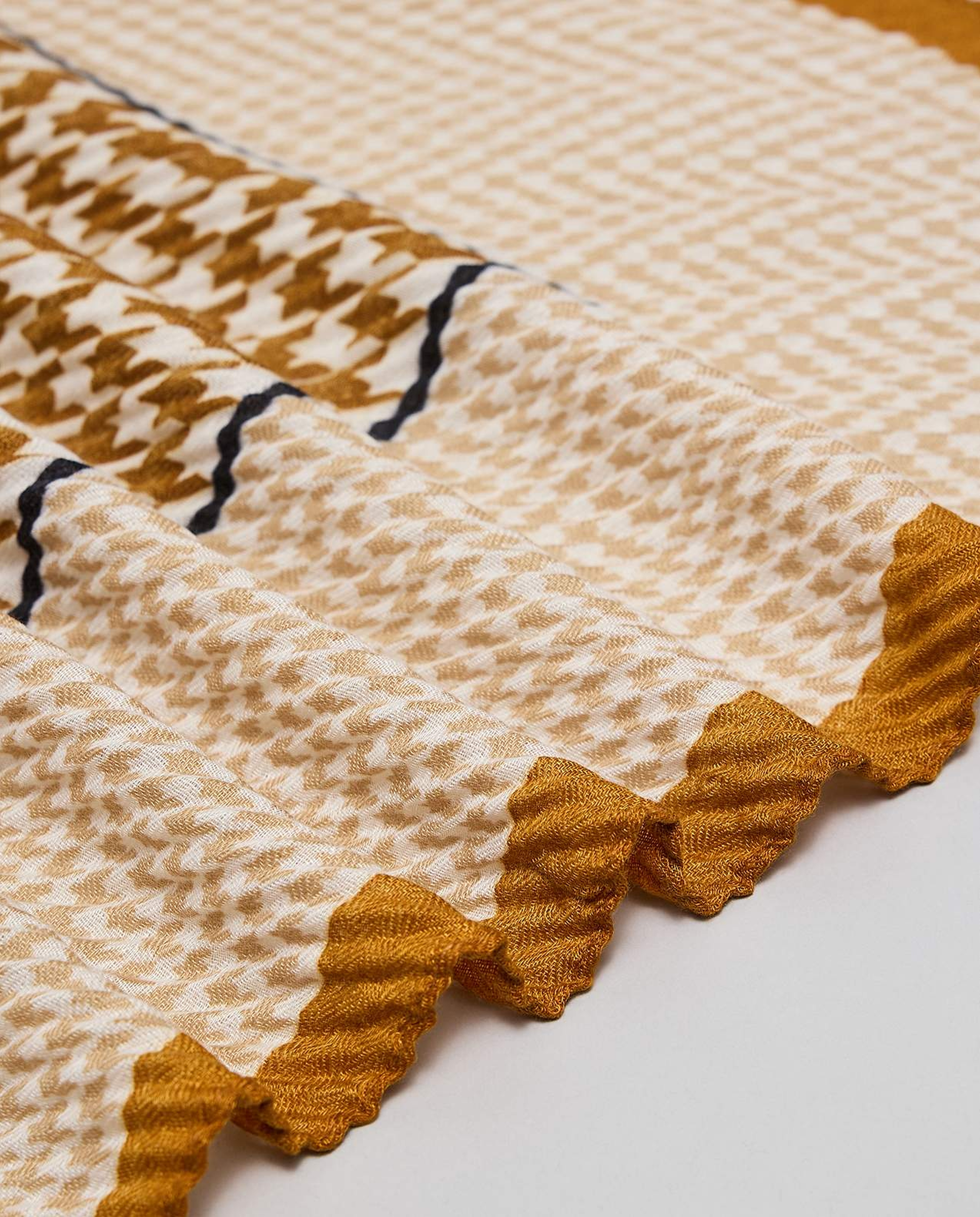 Houndstooth Pattern Scarf