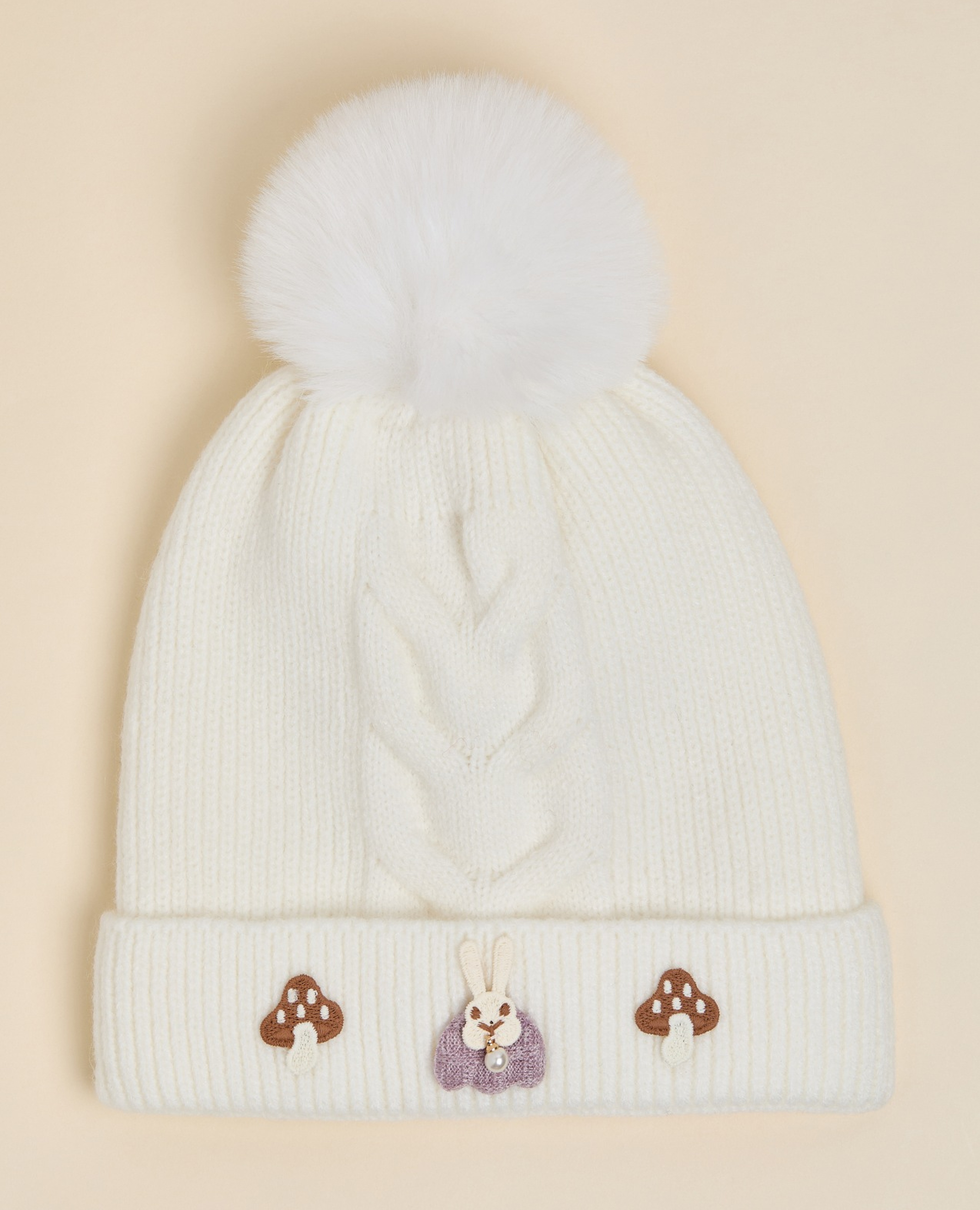 قبعة بوم بوم مطرزة