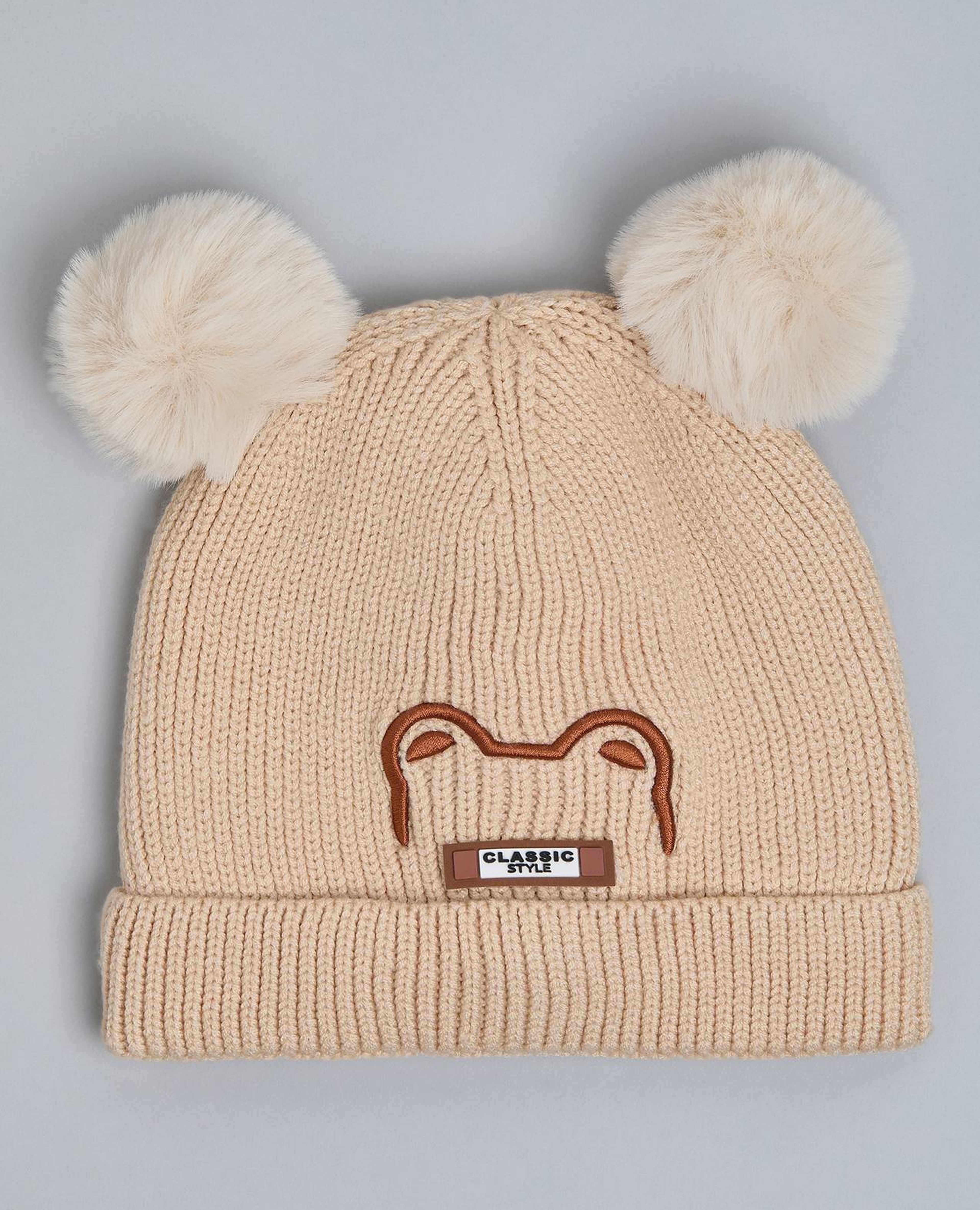 قبعة بوم بوم مطرزة