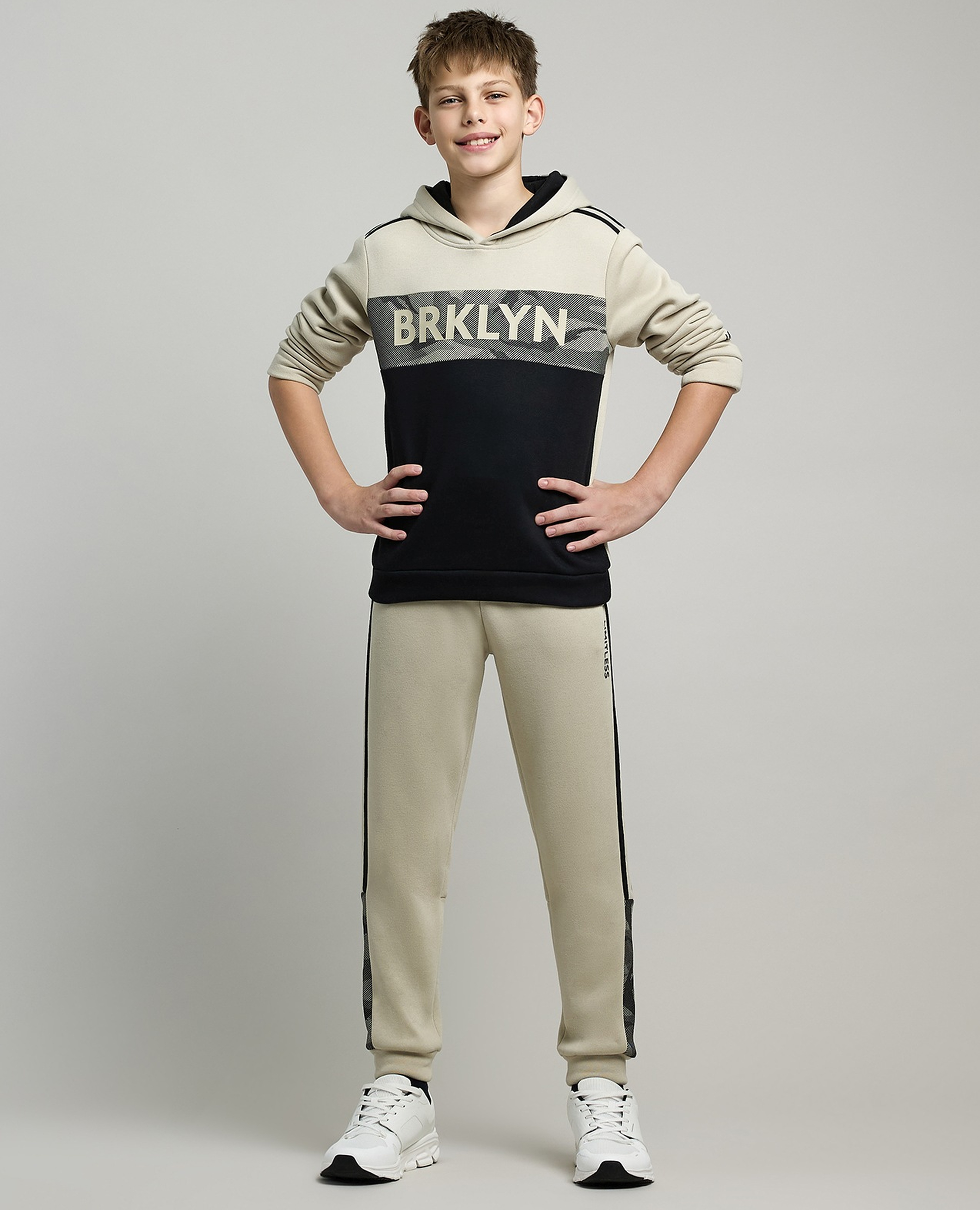 طقم ملابس بلونين وهودي