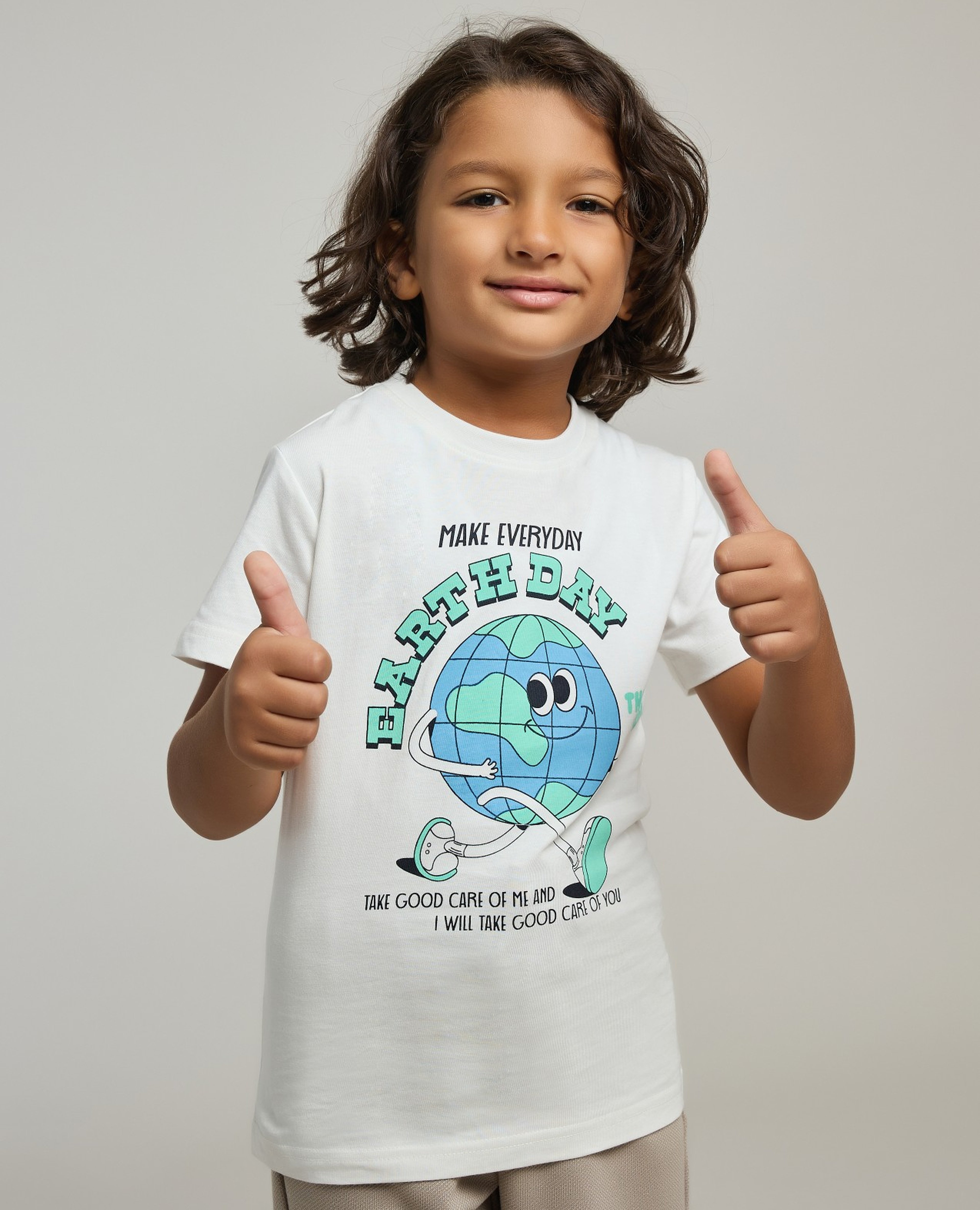 تيشيرت بطبعة برقبة مستديرة وكم قصير