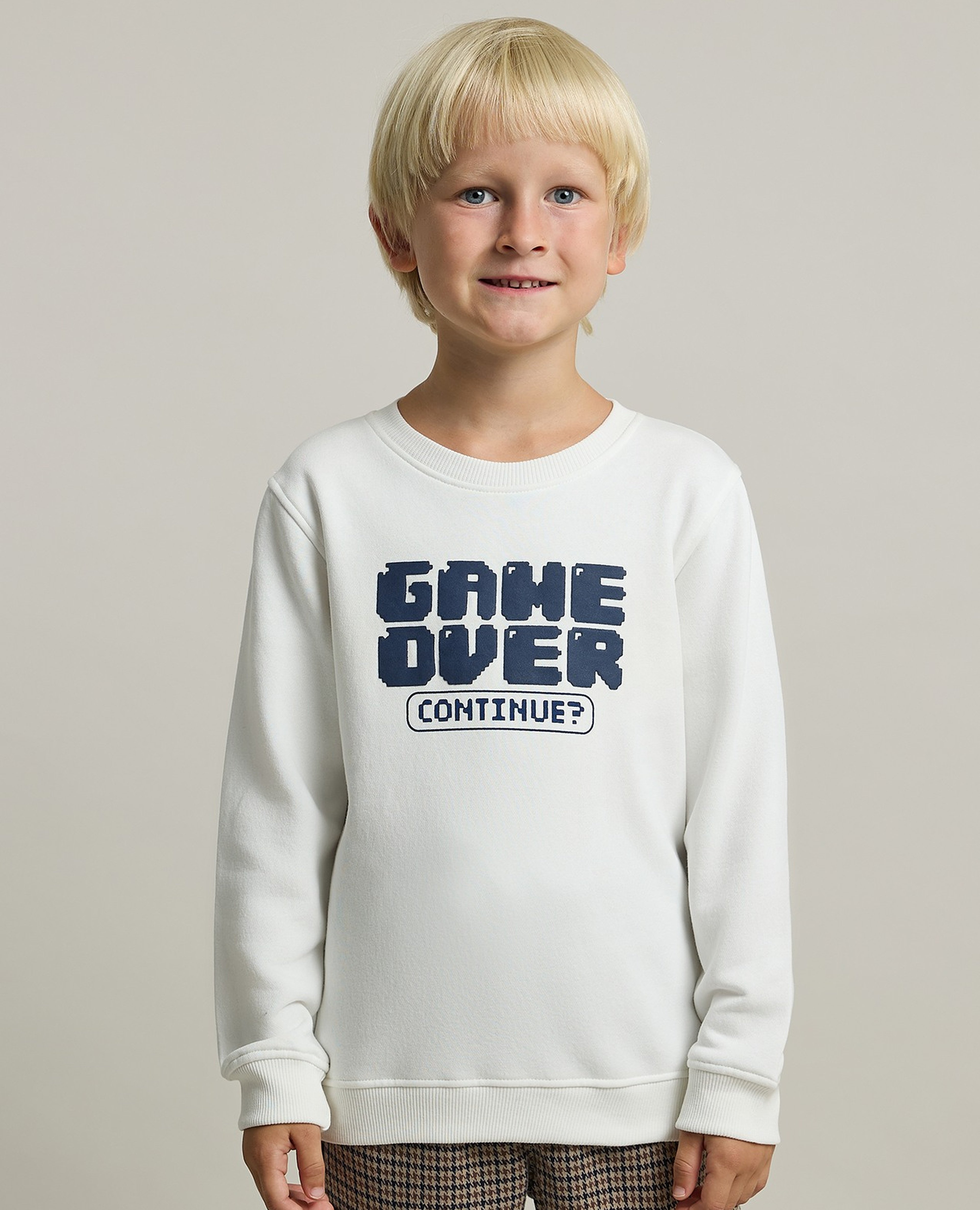 سويتر بطبعة برقبة مستديرة وكم طويل