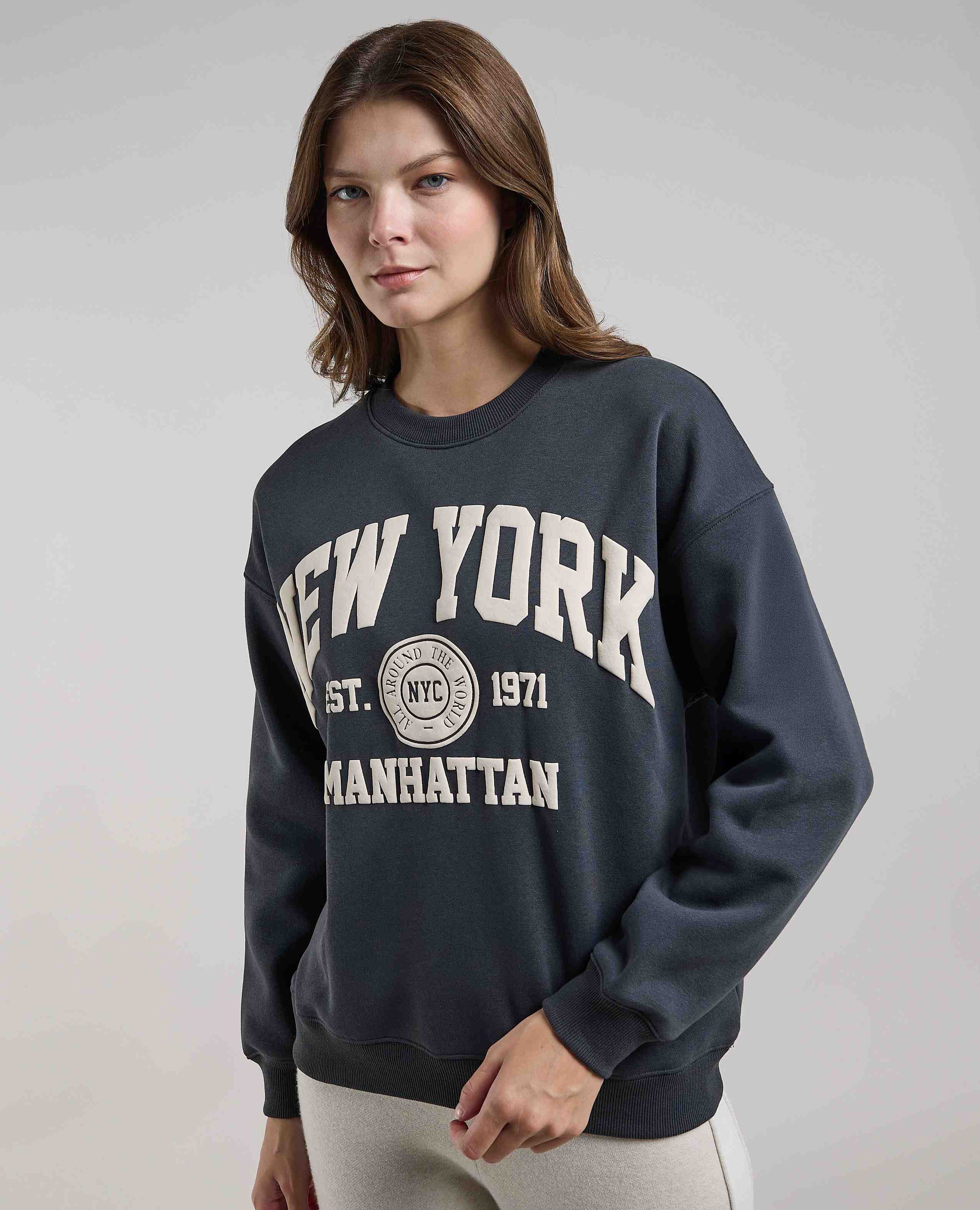 سويتر بطبعة برقبة مستديرة وكم طويل