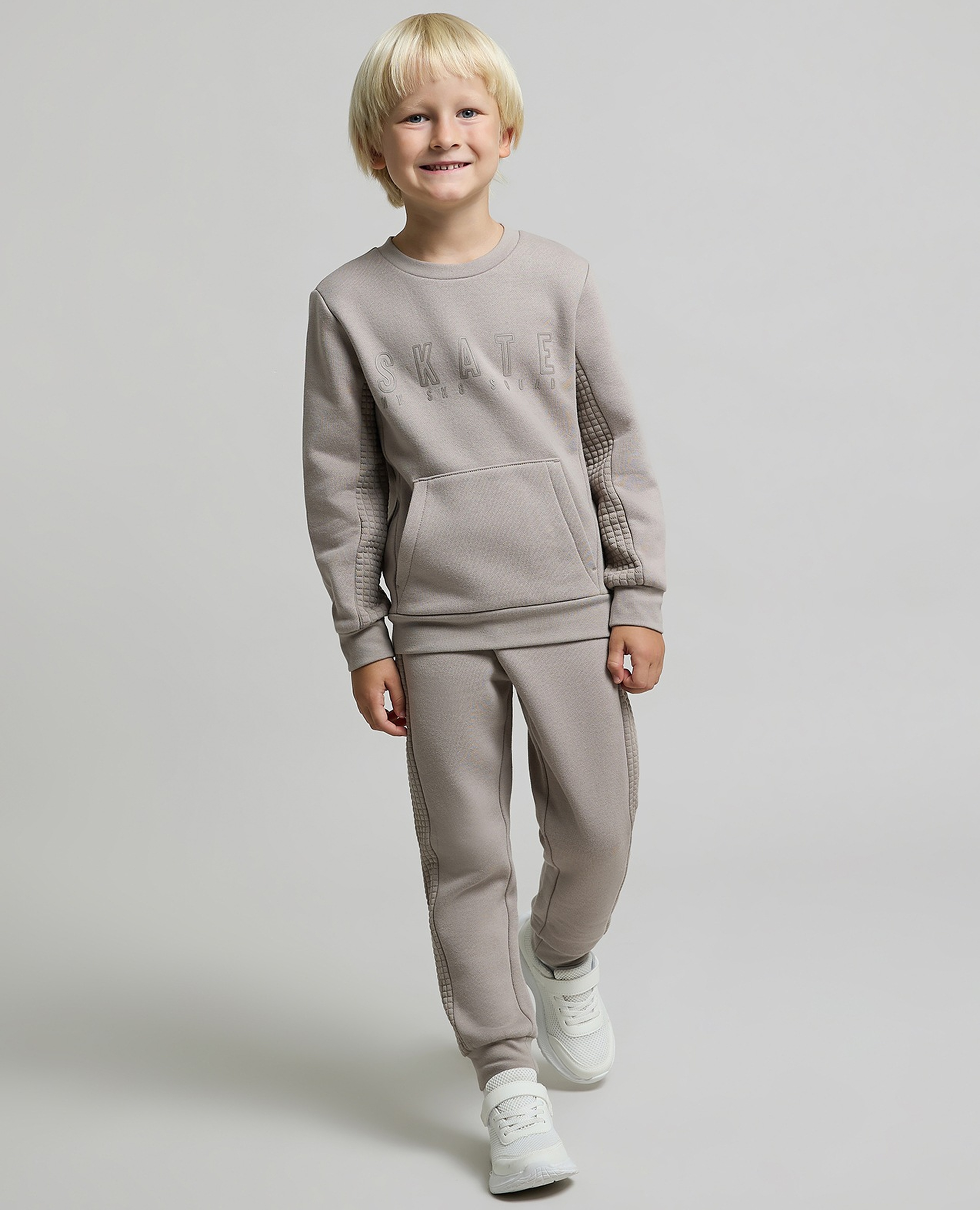 طقم جوغر و سويتر بطبعة