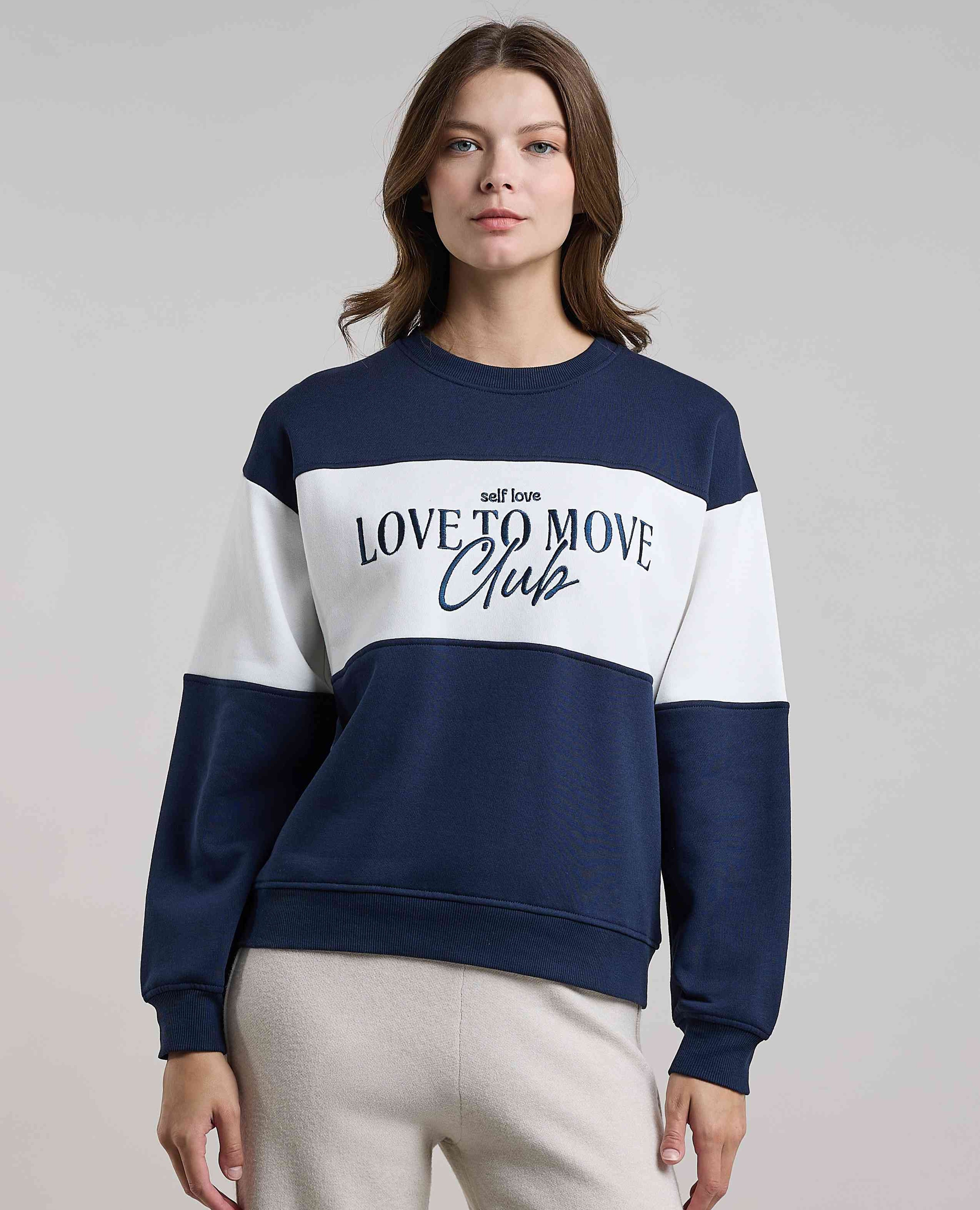 سويتر مطرز برقبة مستديرة وكم طويل