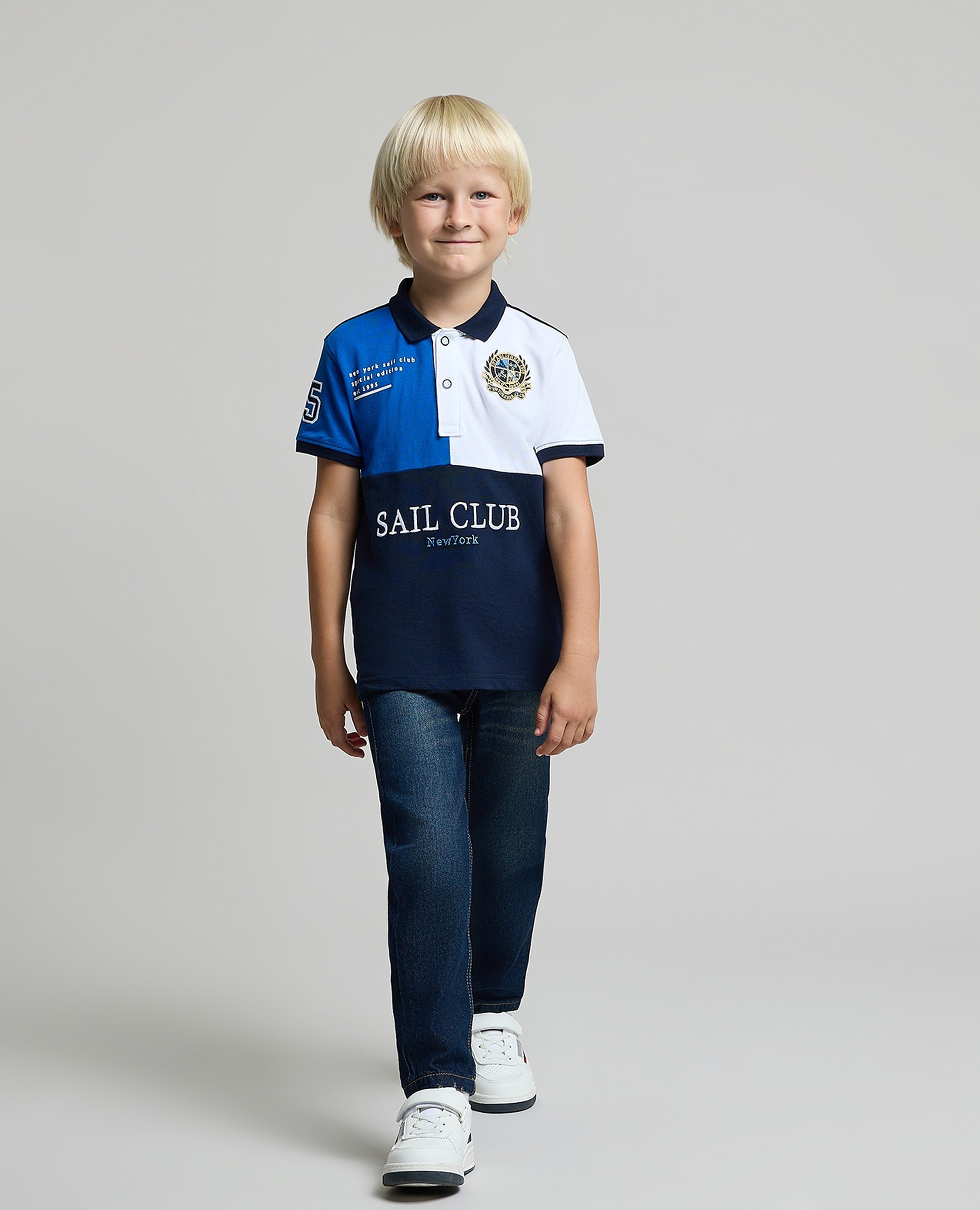 بنطال جينز بقصة مستقيمة