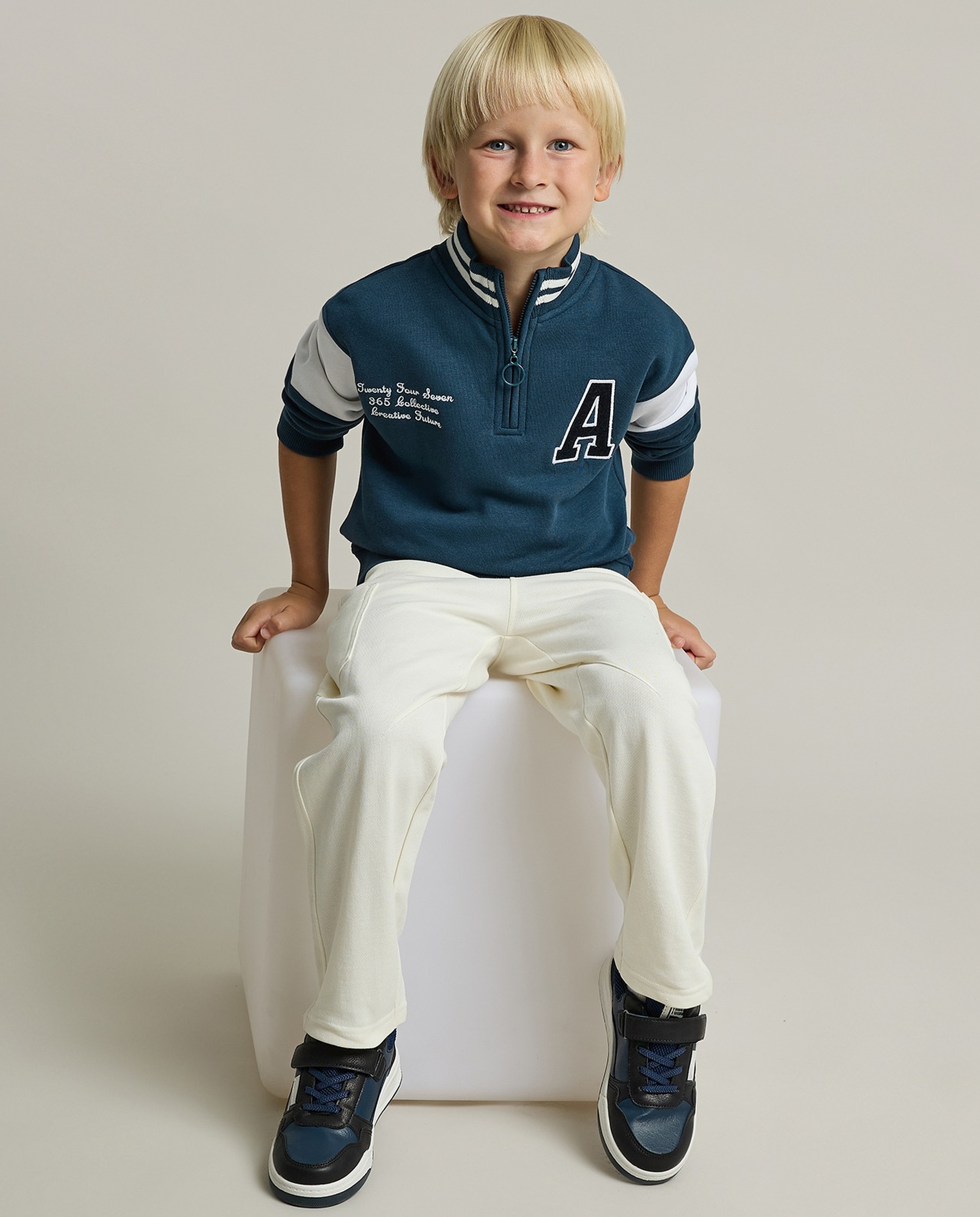 Color Block Sweatshirt with High Neck and Long Sleeves