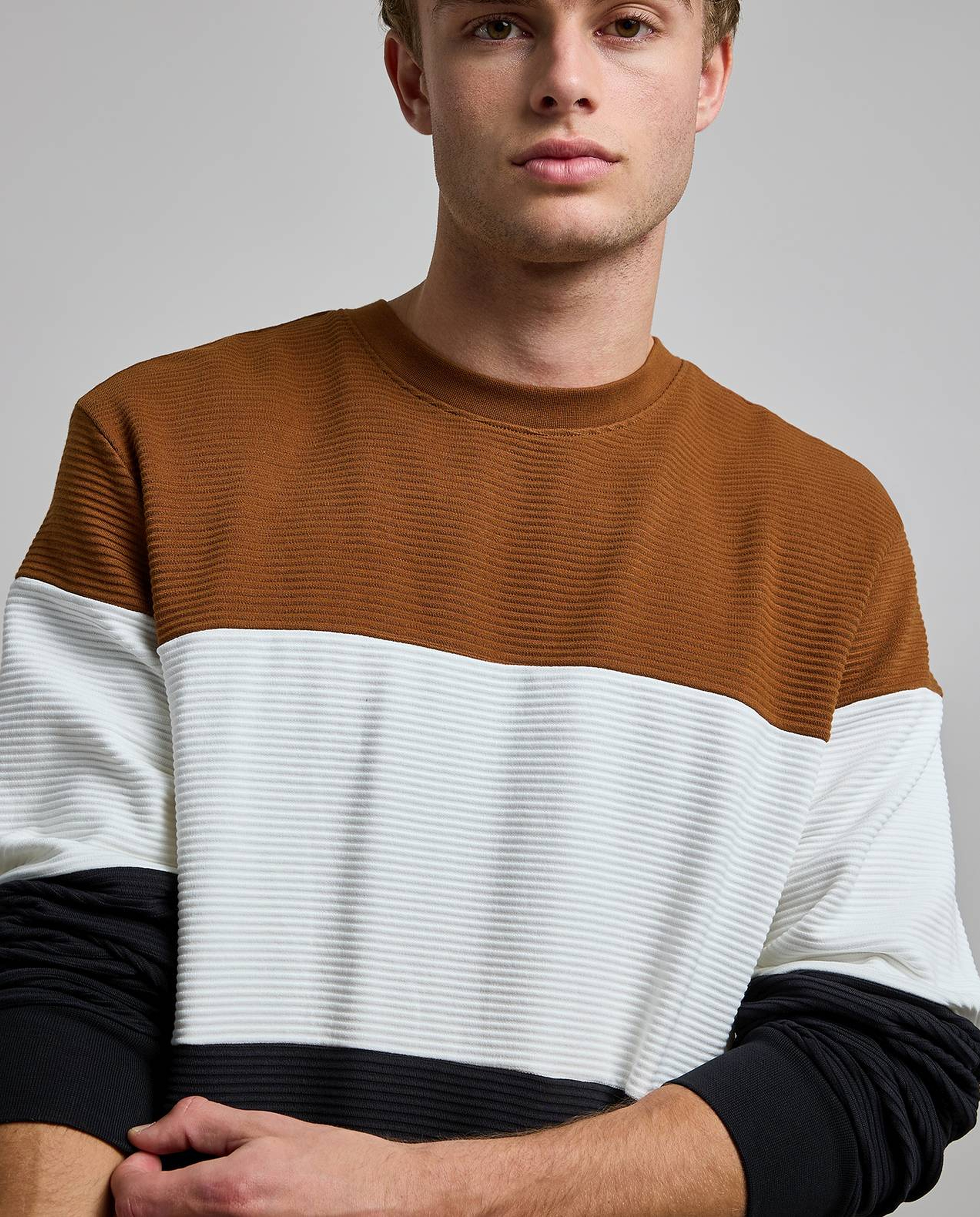 Color Block Sweatshirt with Crew Neck and Long Sleeves