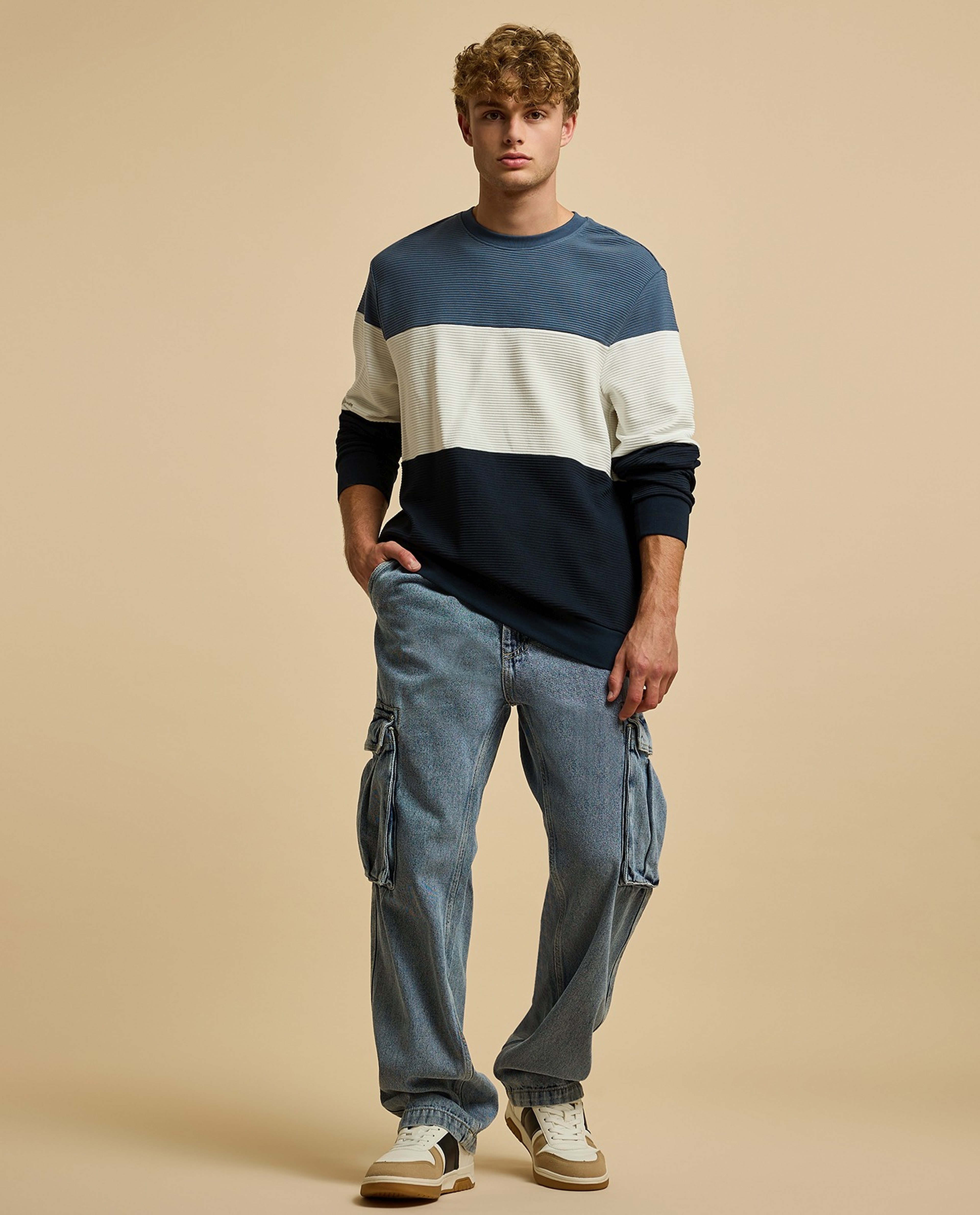 Color Block Sweatshirt with Crew Neck and Long Sleeves