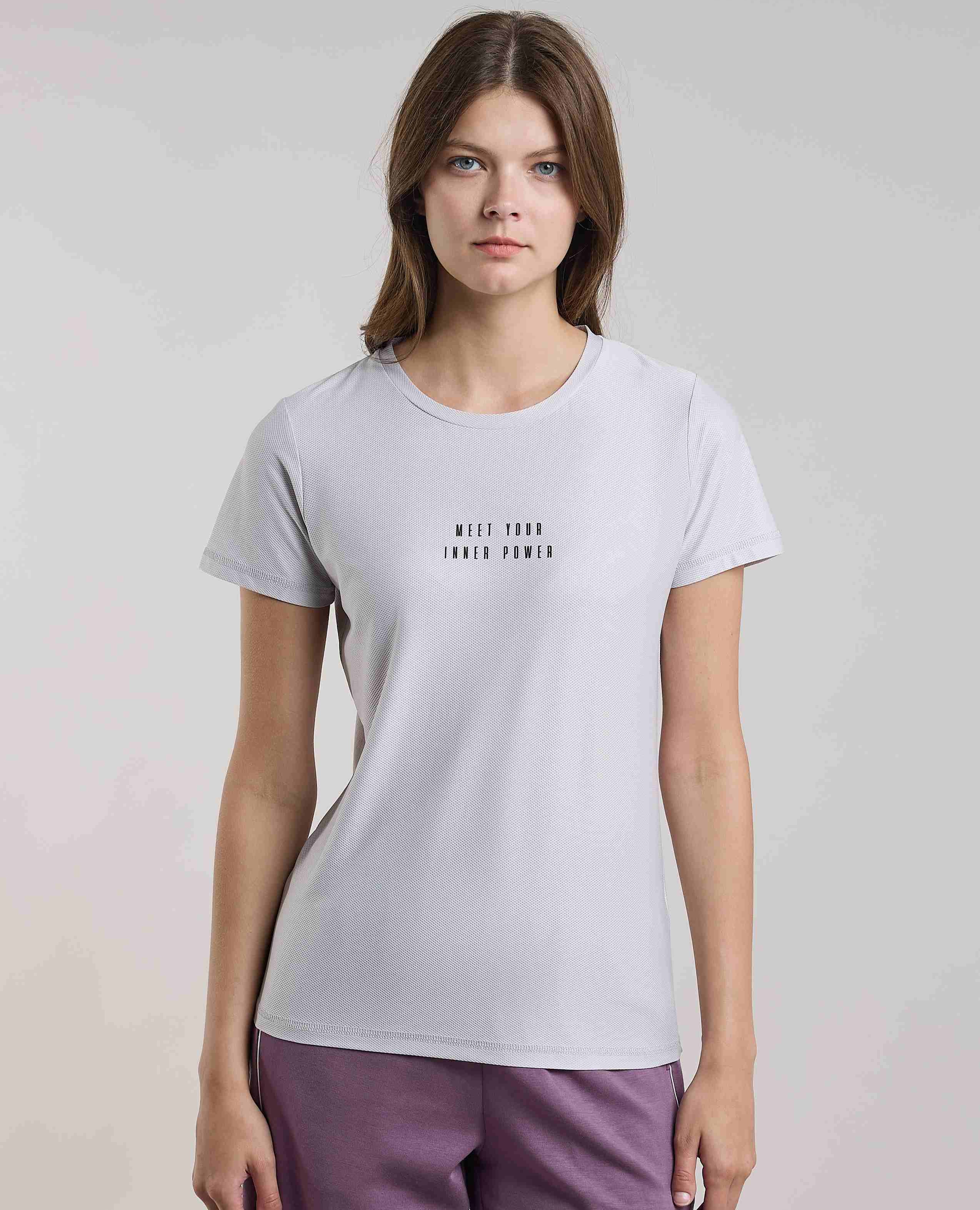 تيشيرت رياضة بطبعة برقبة مستديرة وكم قصير