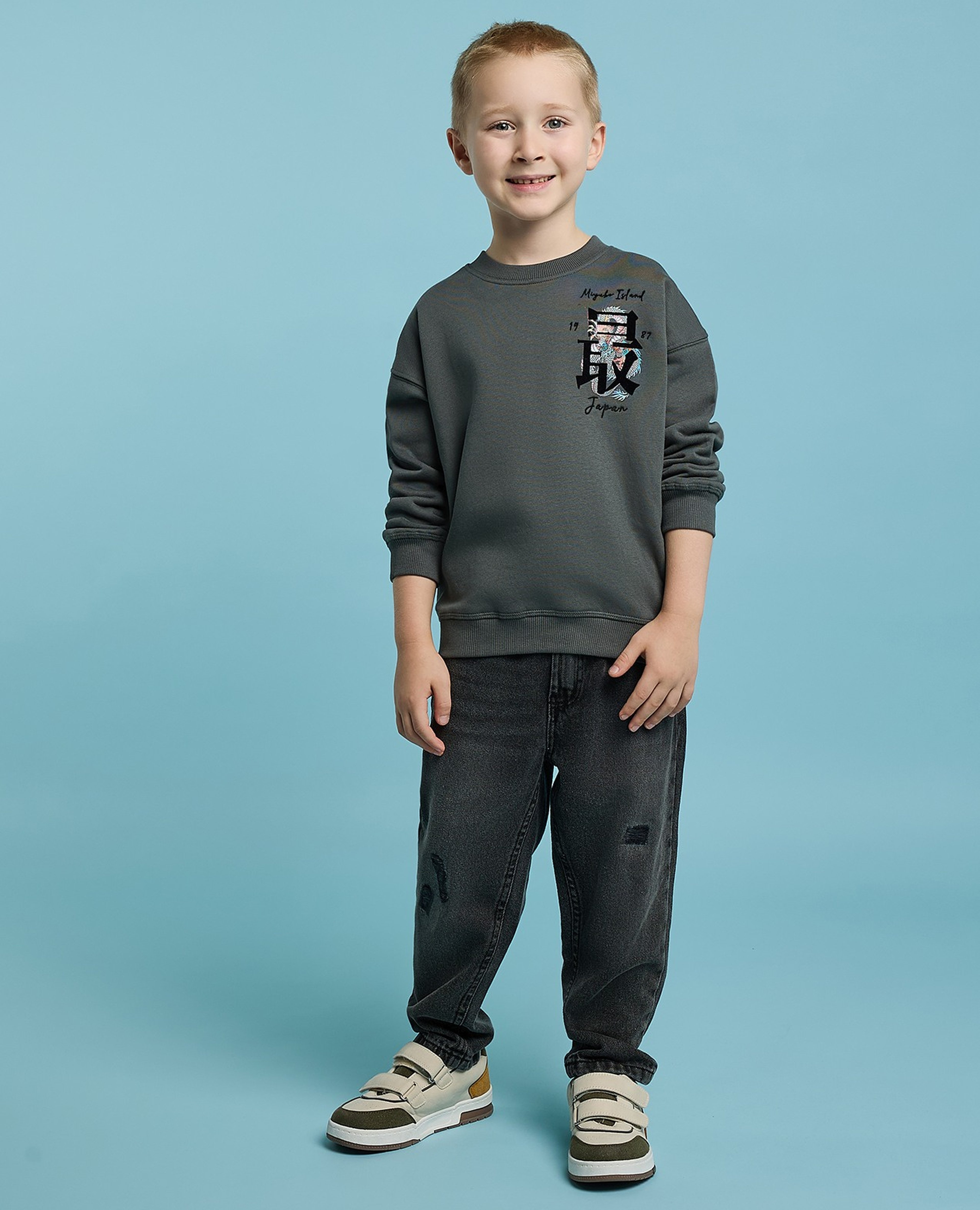 سويتشيرت بطبعة برقبة مستديرة وكم طويل