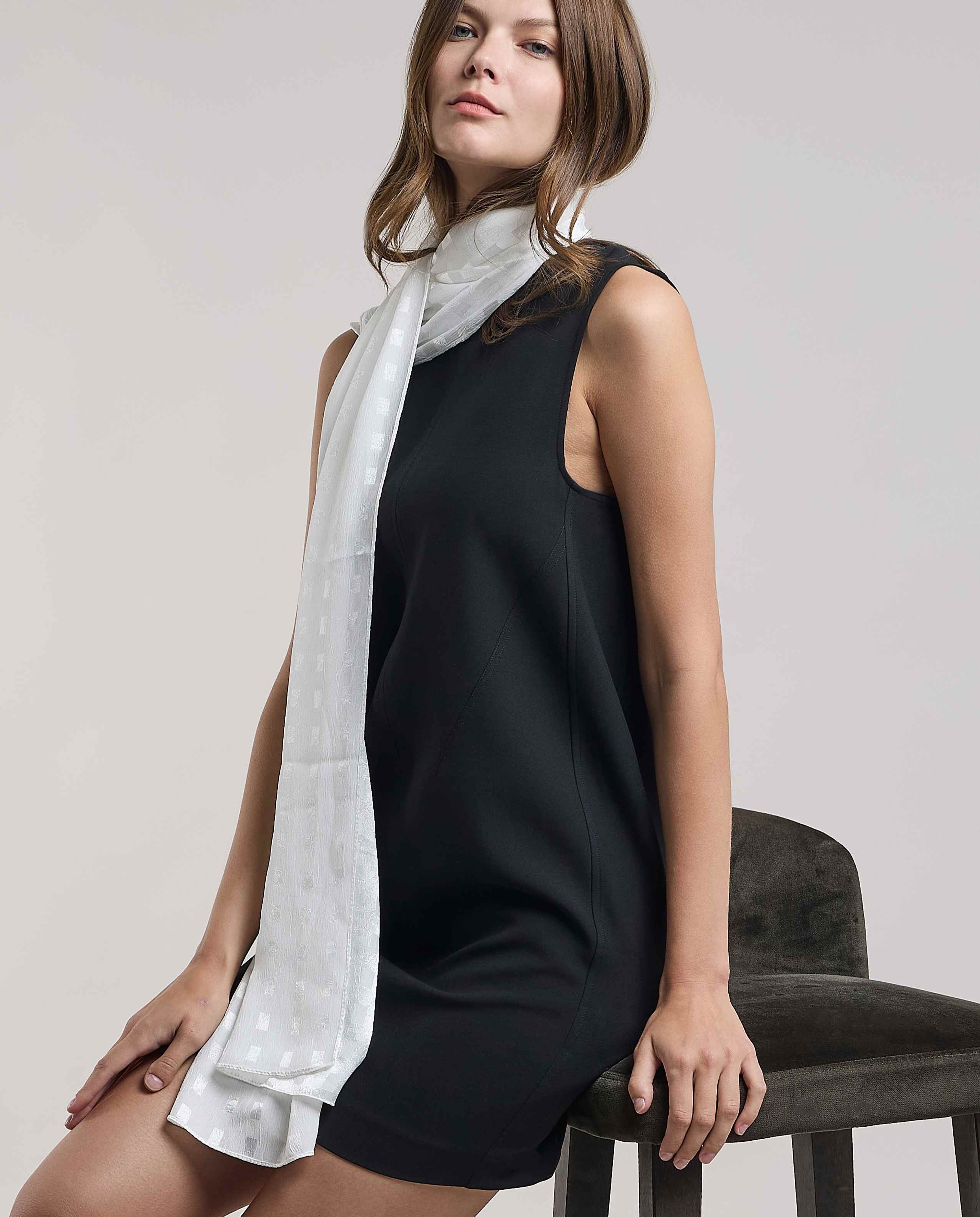 Self Patterned Scarf