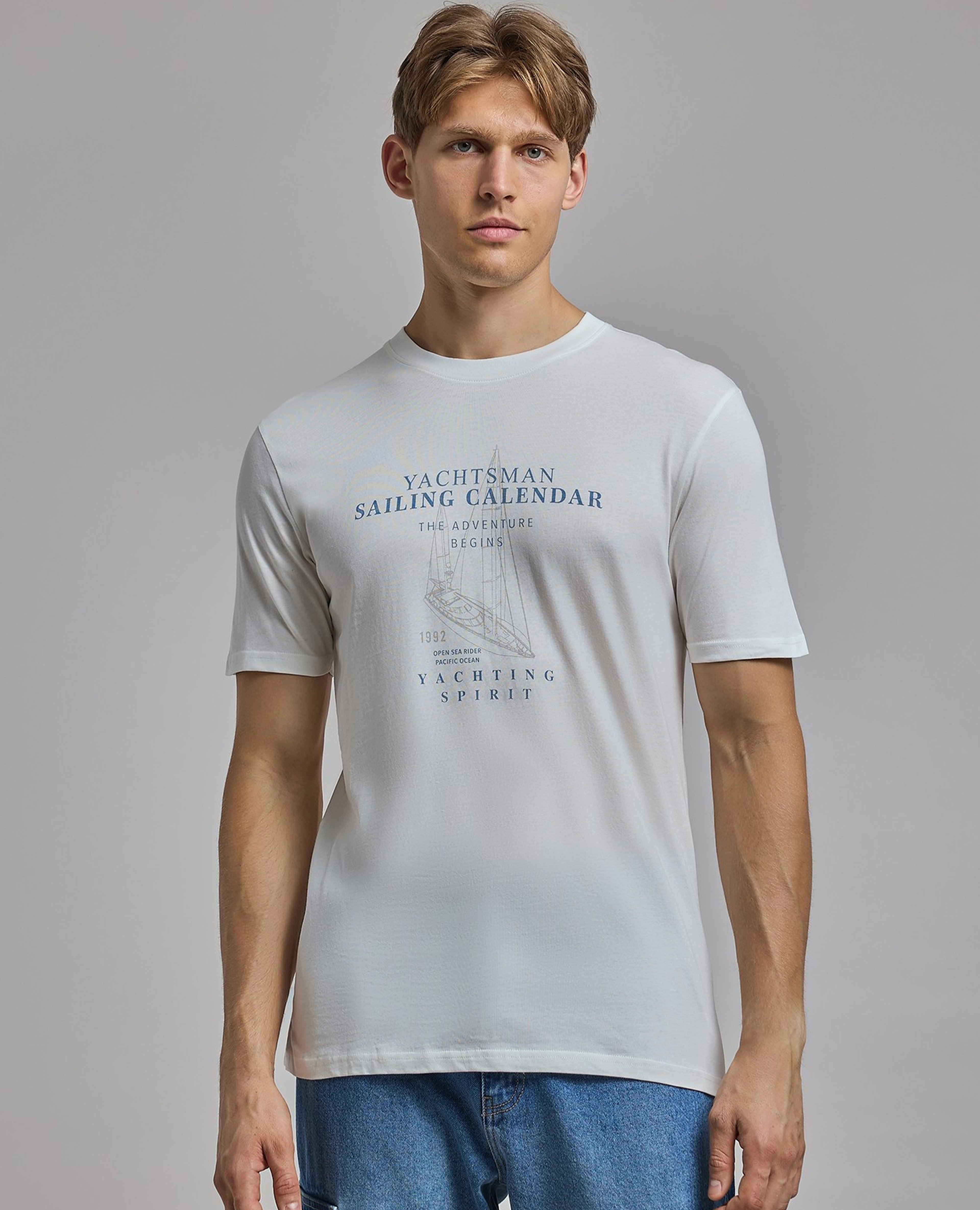 تيشيرت بطبعة برقبة مستديرة وكم قصير