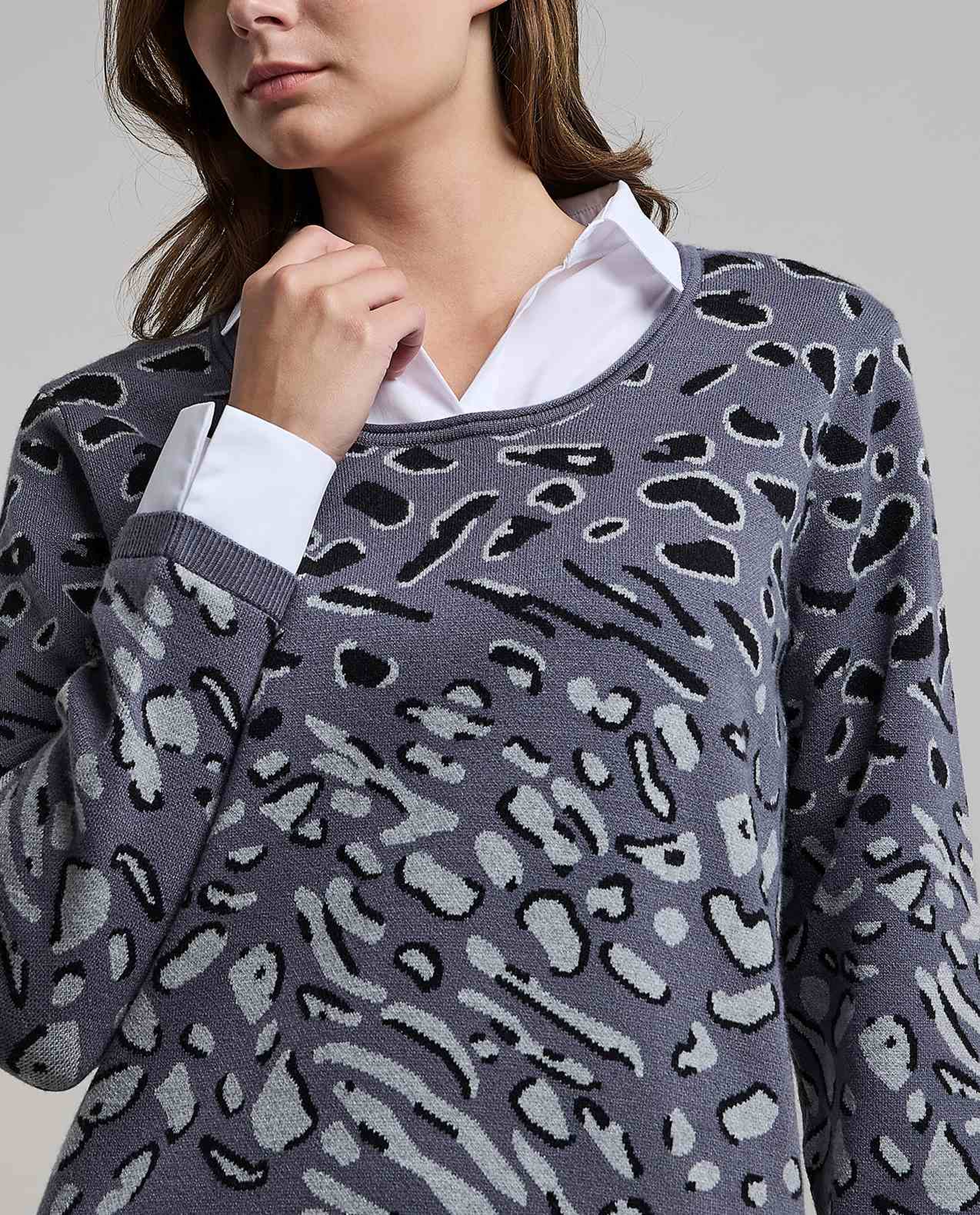 Animal Patterned Sweater with Round Neck and Long Sleeves