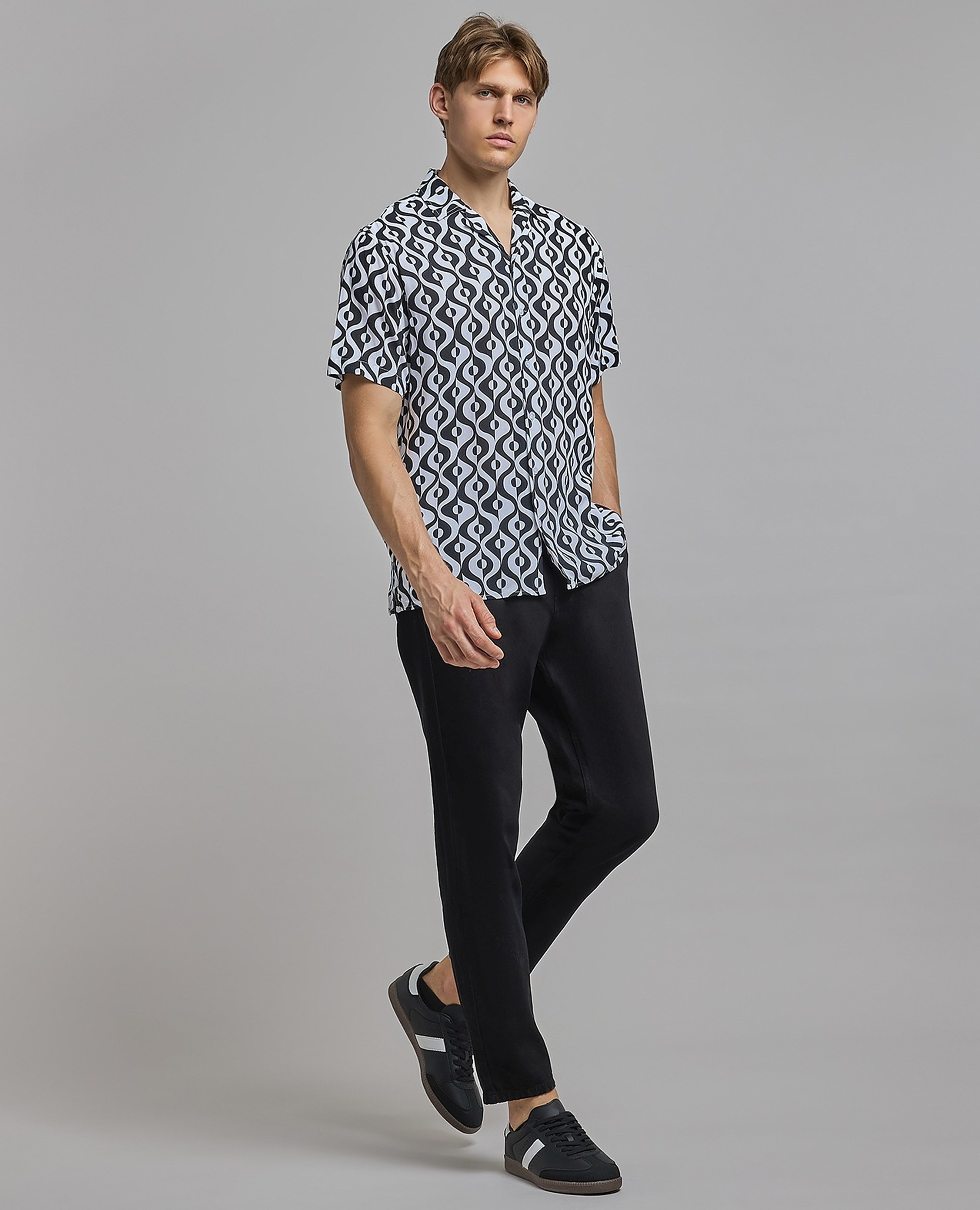 قميص بياقة ريفير وكم قصير