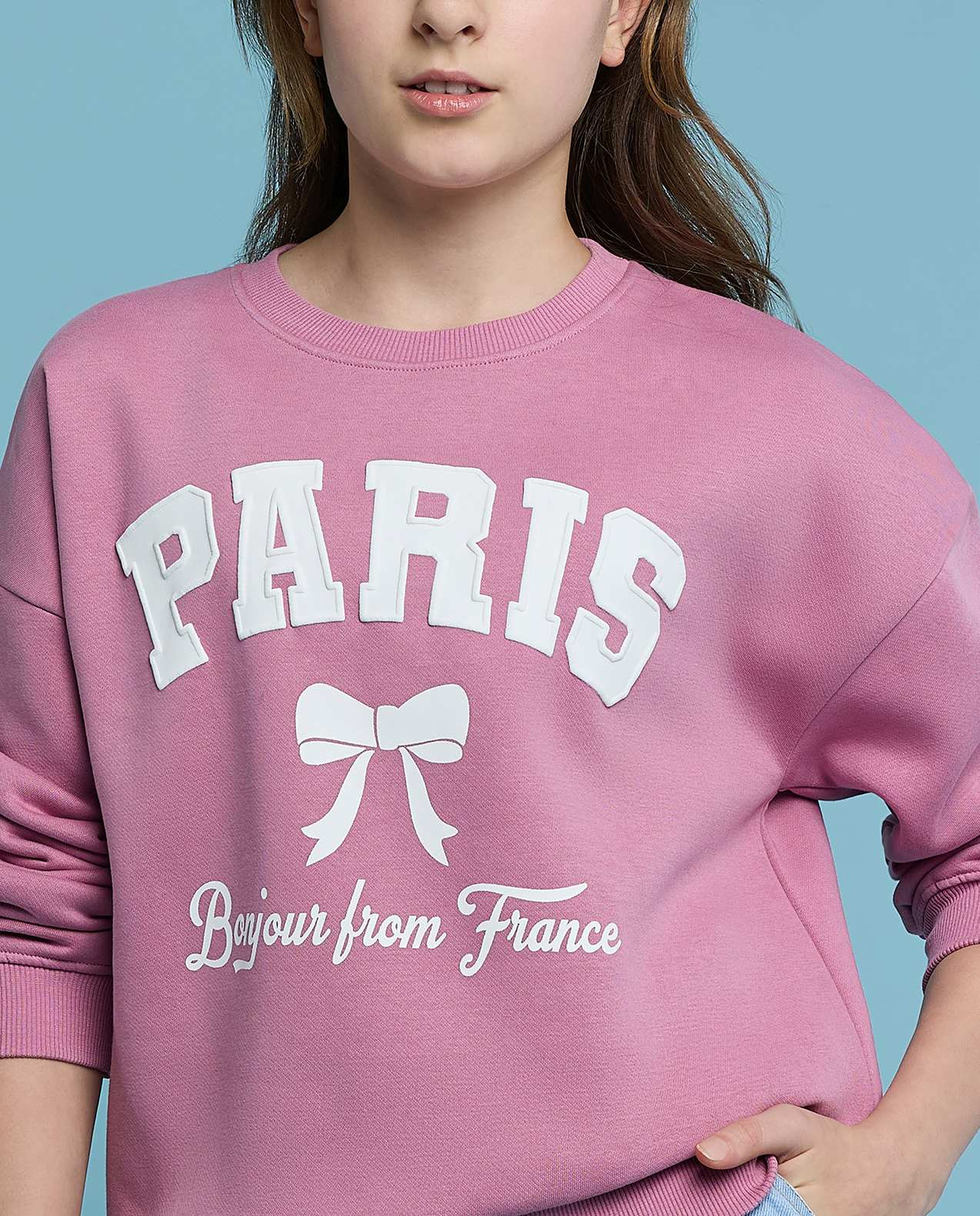 سويتشيرت بطبعة وياقة مستديرة وكم طويل