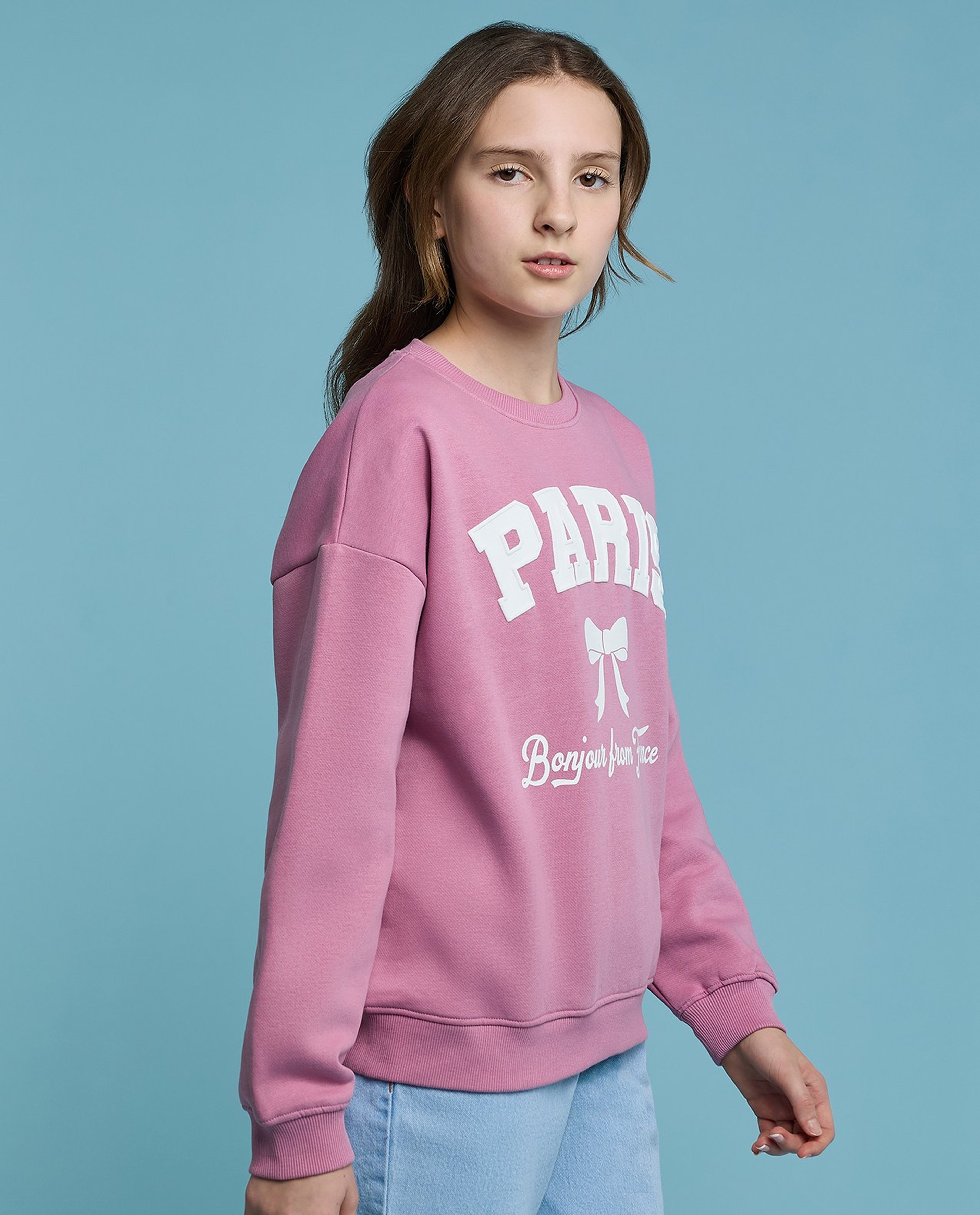 سويتشيرت بطبعة وياقة مستديرة وكم طويل