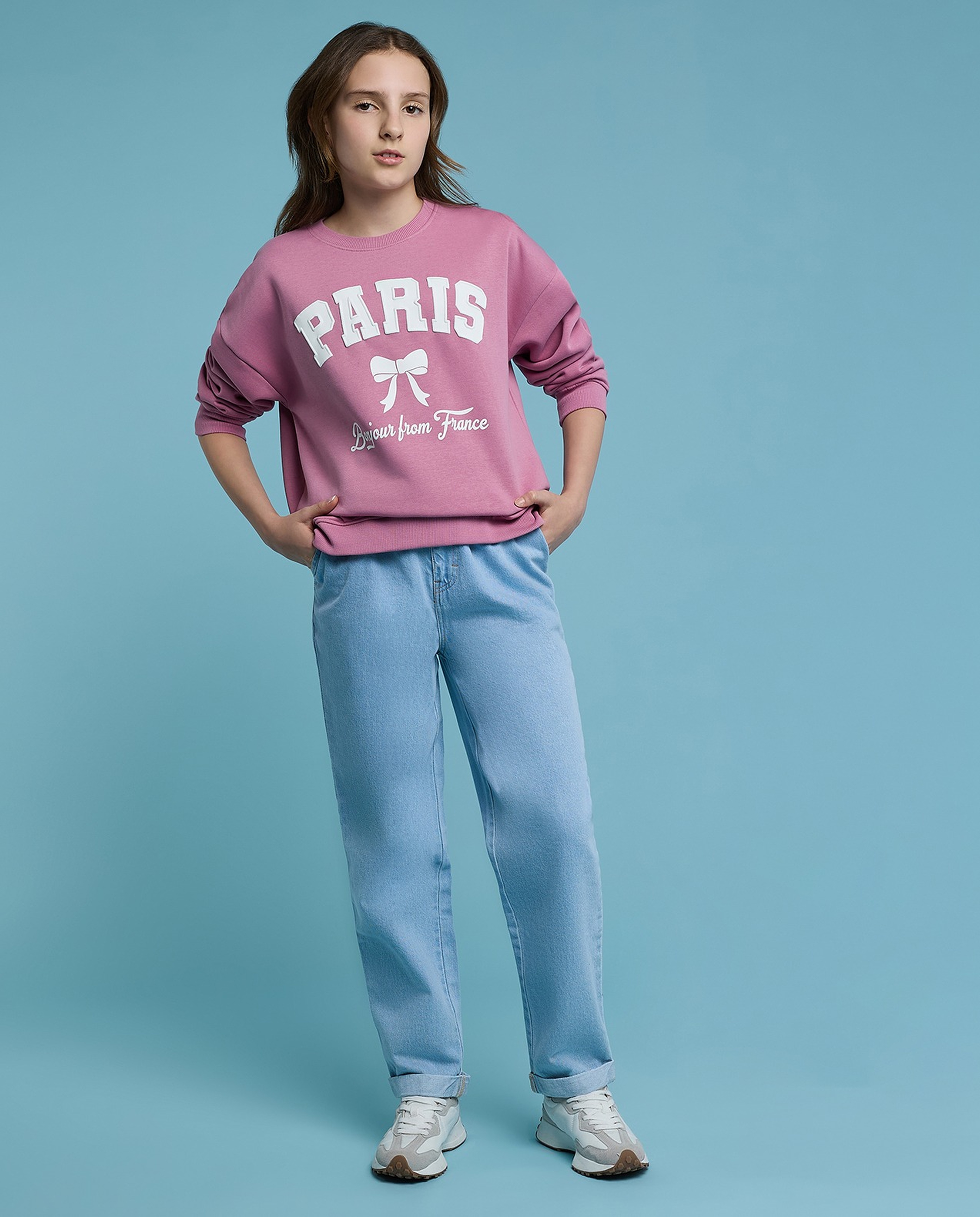 سويتشيرت بطبعة وياقة مستديرة وكم طويل