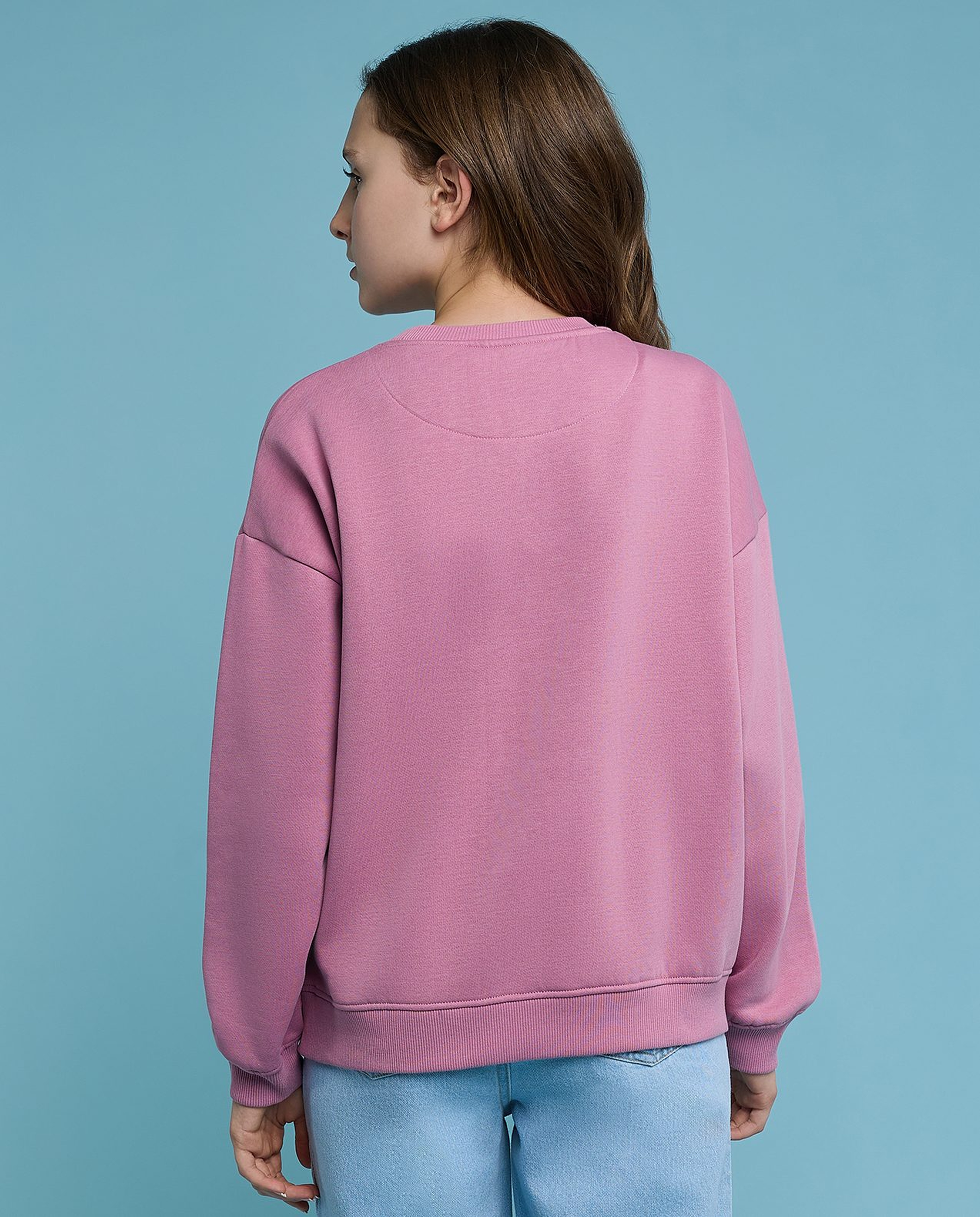 سويتشيرت بطبعة وياقة مستديرة وكم طويل