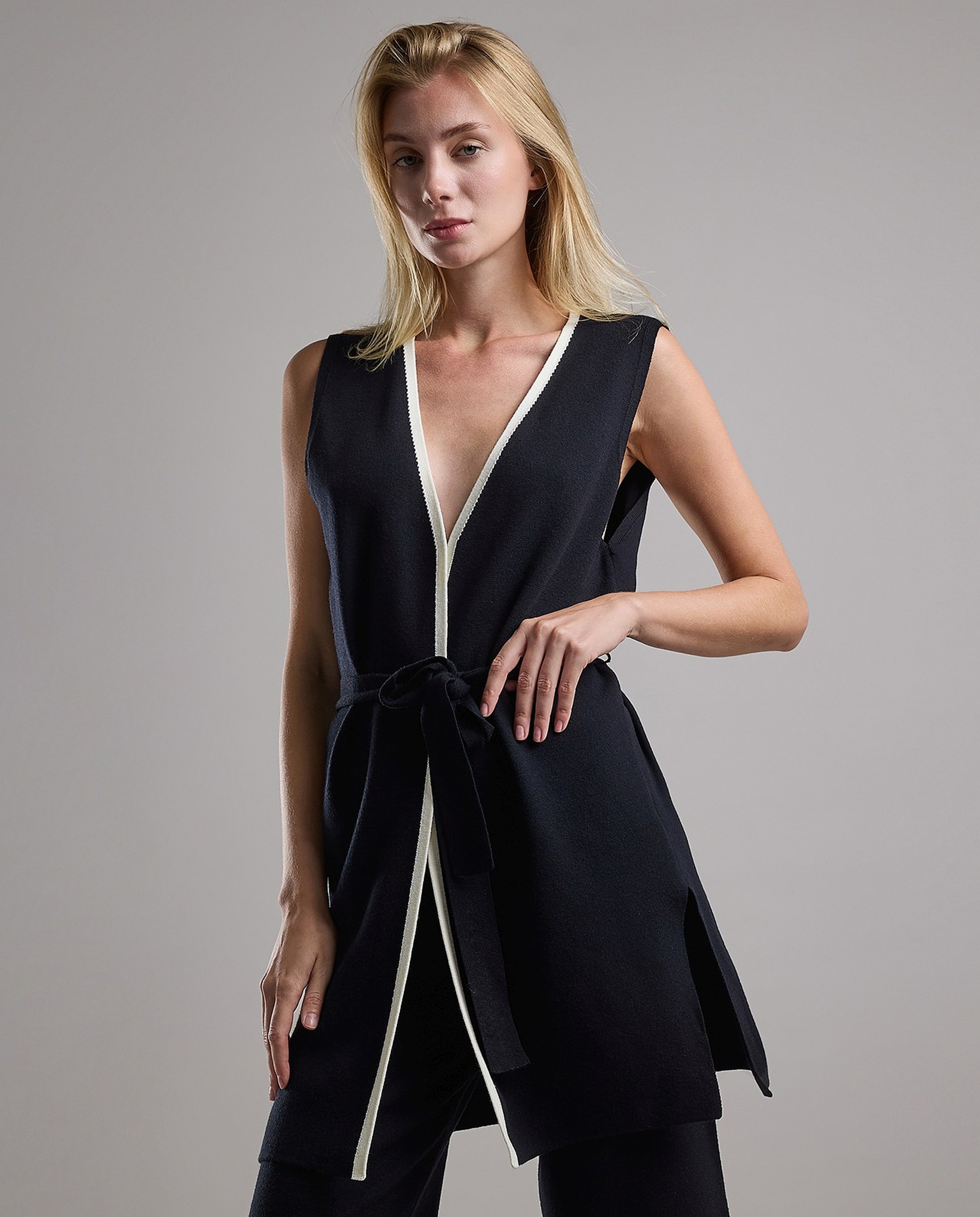 Contrast Trim Sleeveless Shrug