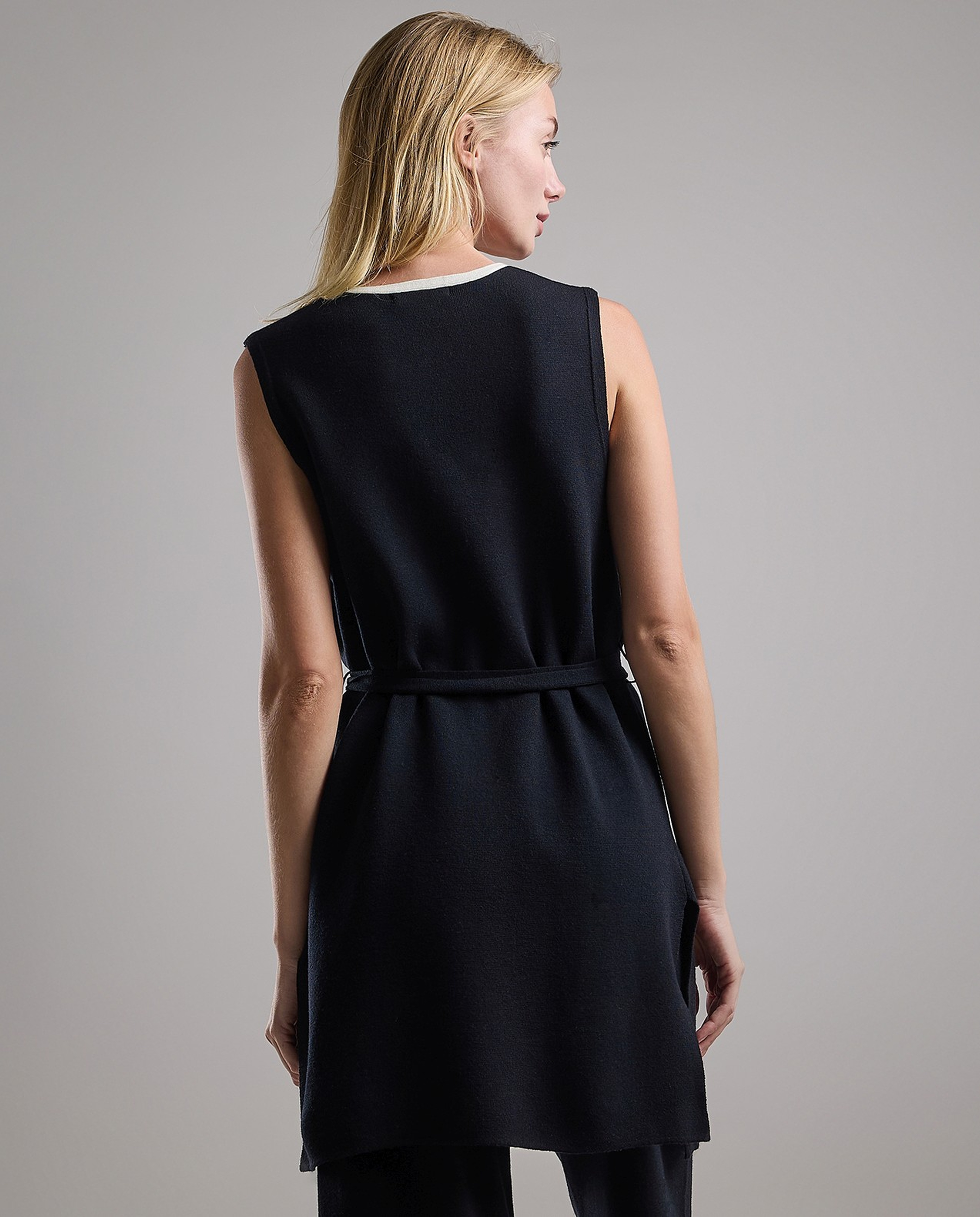 Contrast Trim Sleeveless Shrug