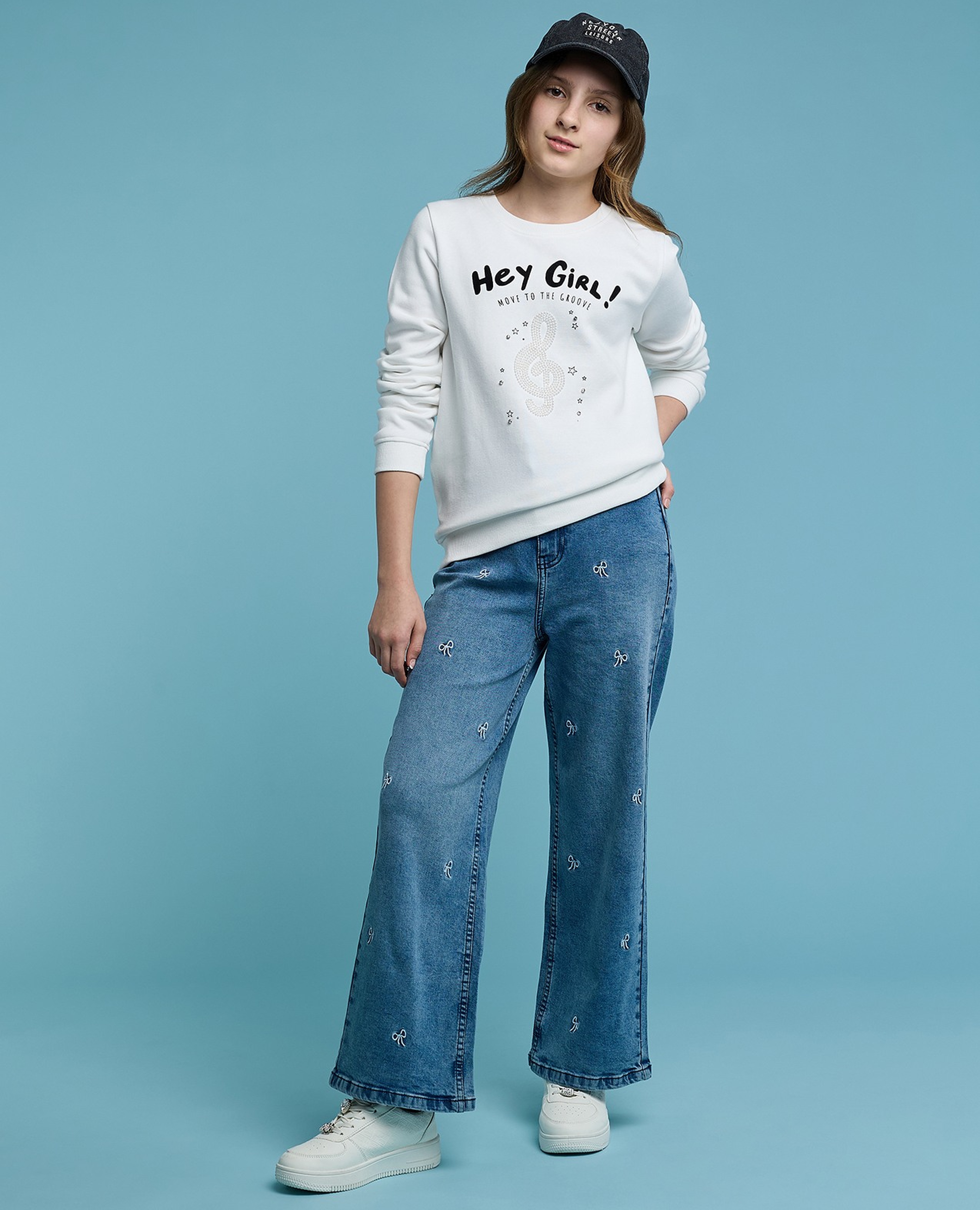 بنطال جينز واسع مطرز