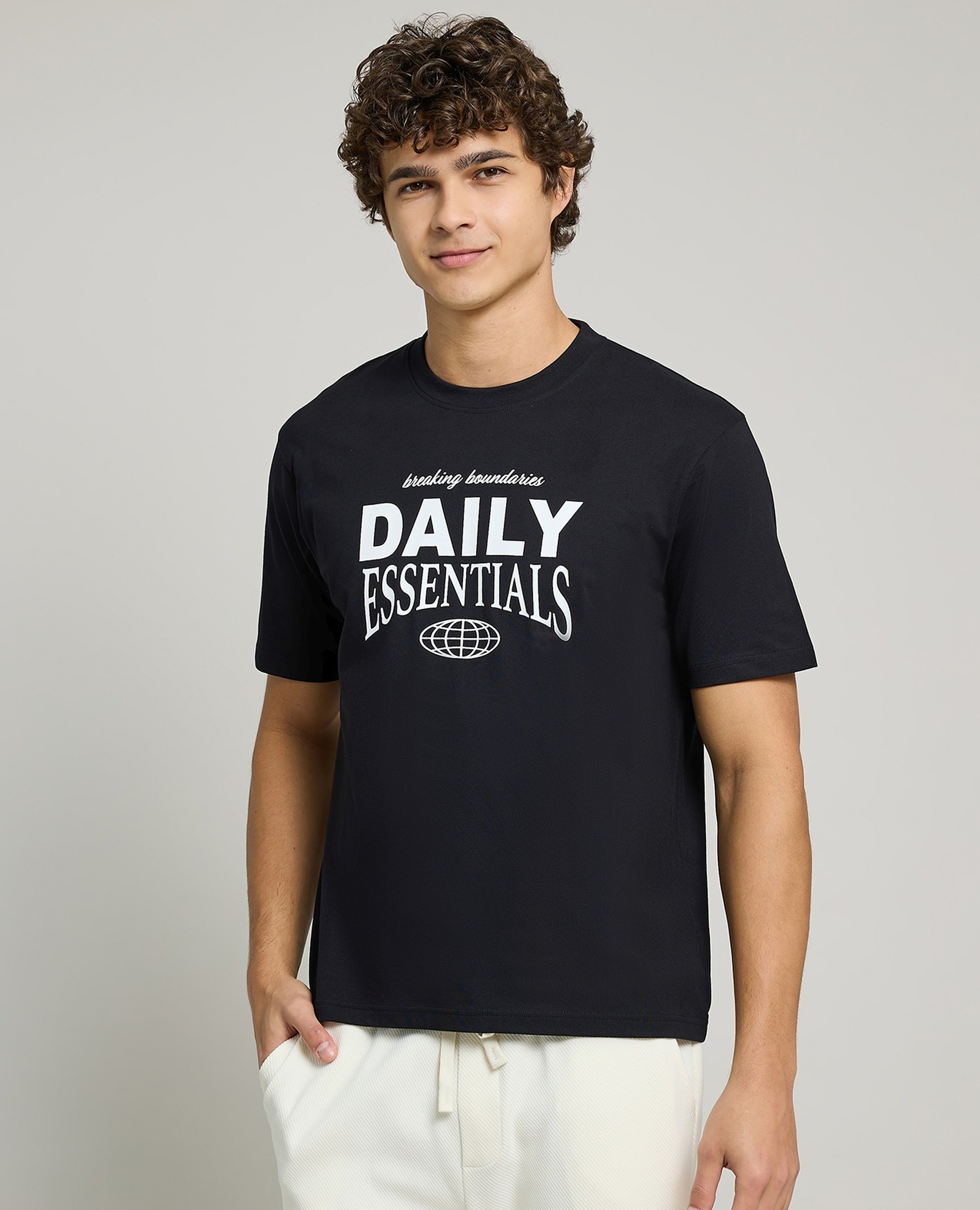 تيشيرت بطبعة برقبة مستديرة وكم قصير