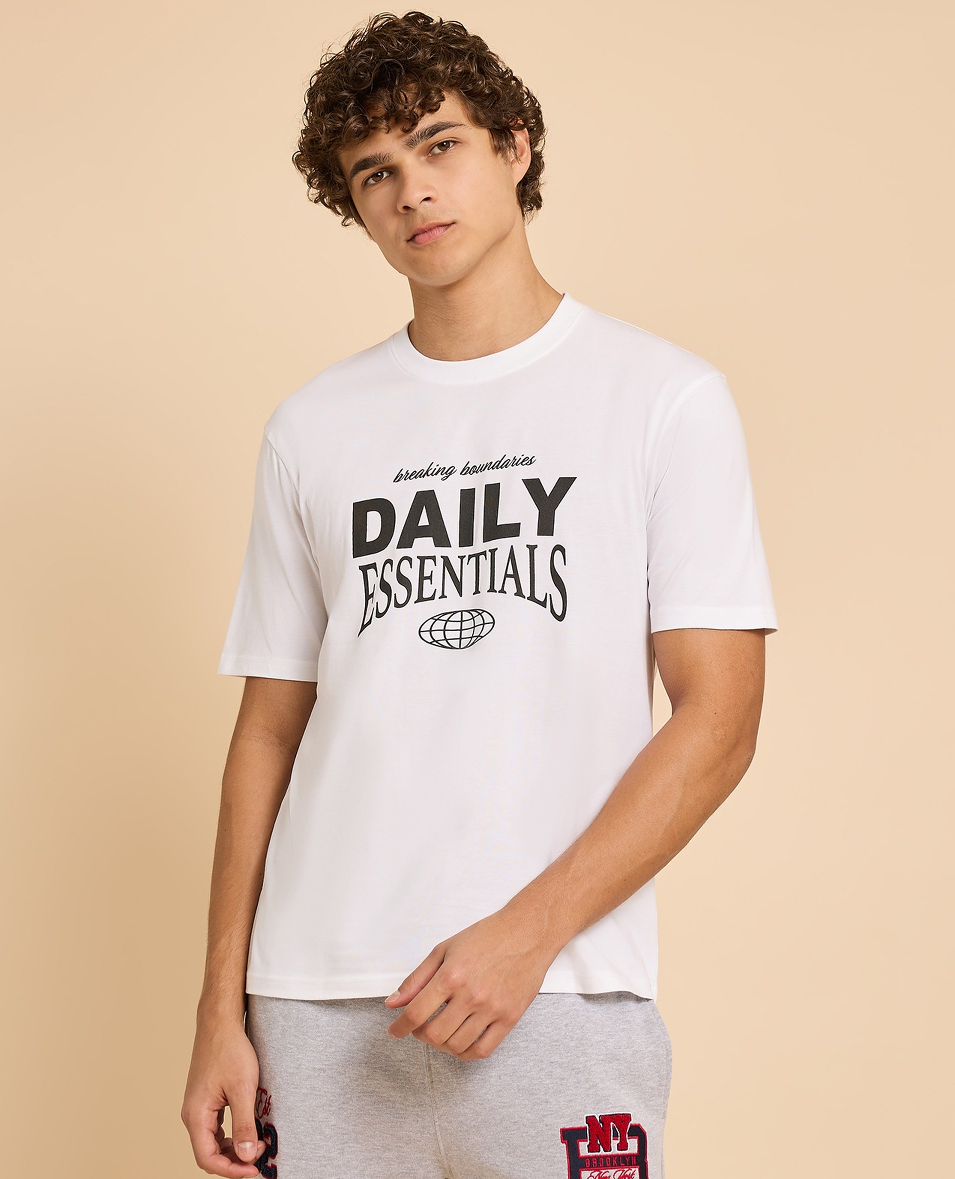 تيشيرت بطبعة برقبة مستديرة وكم قصير