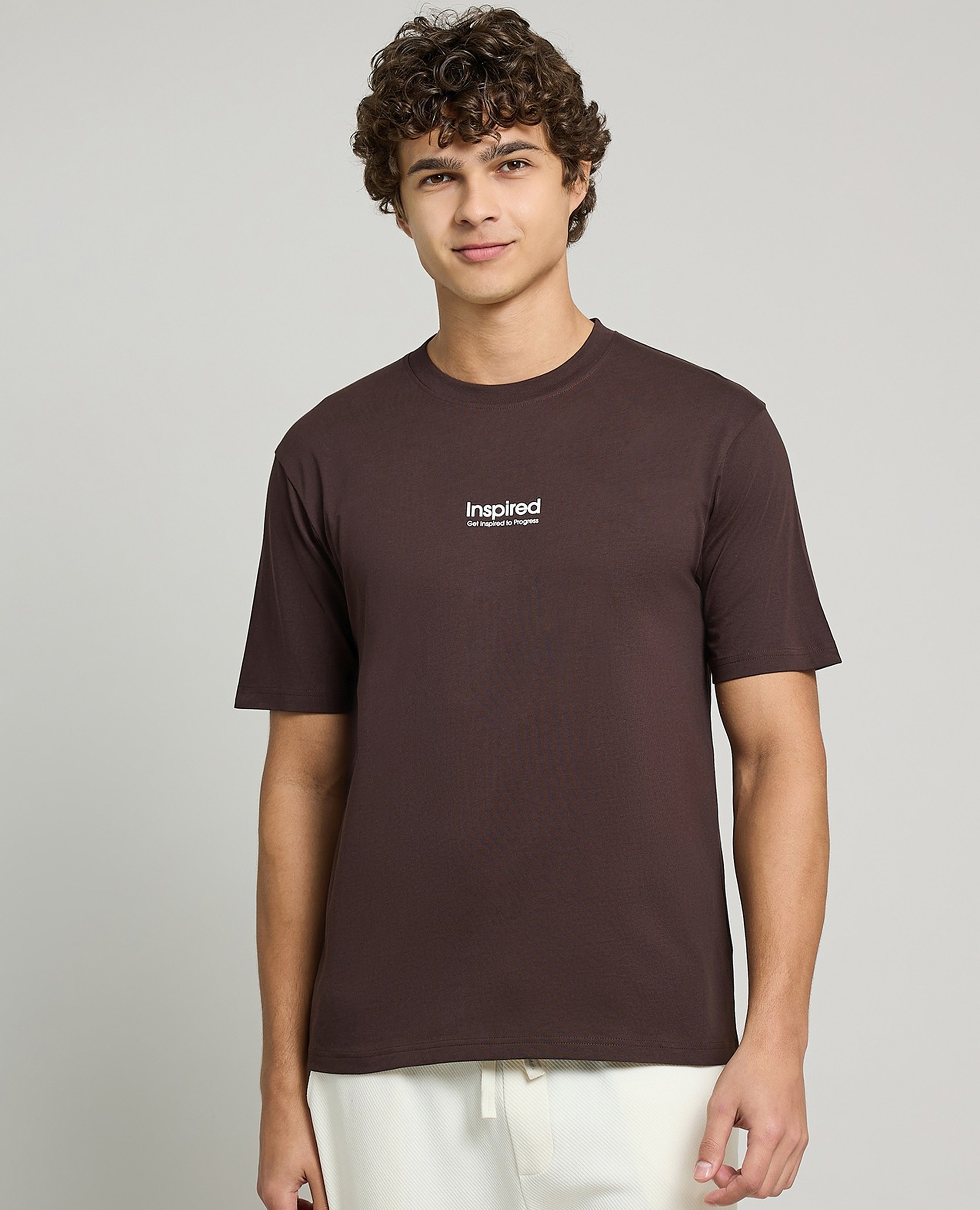 تيشيرت بطبعة برقبة مستديرة وكم قصير