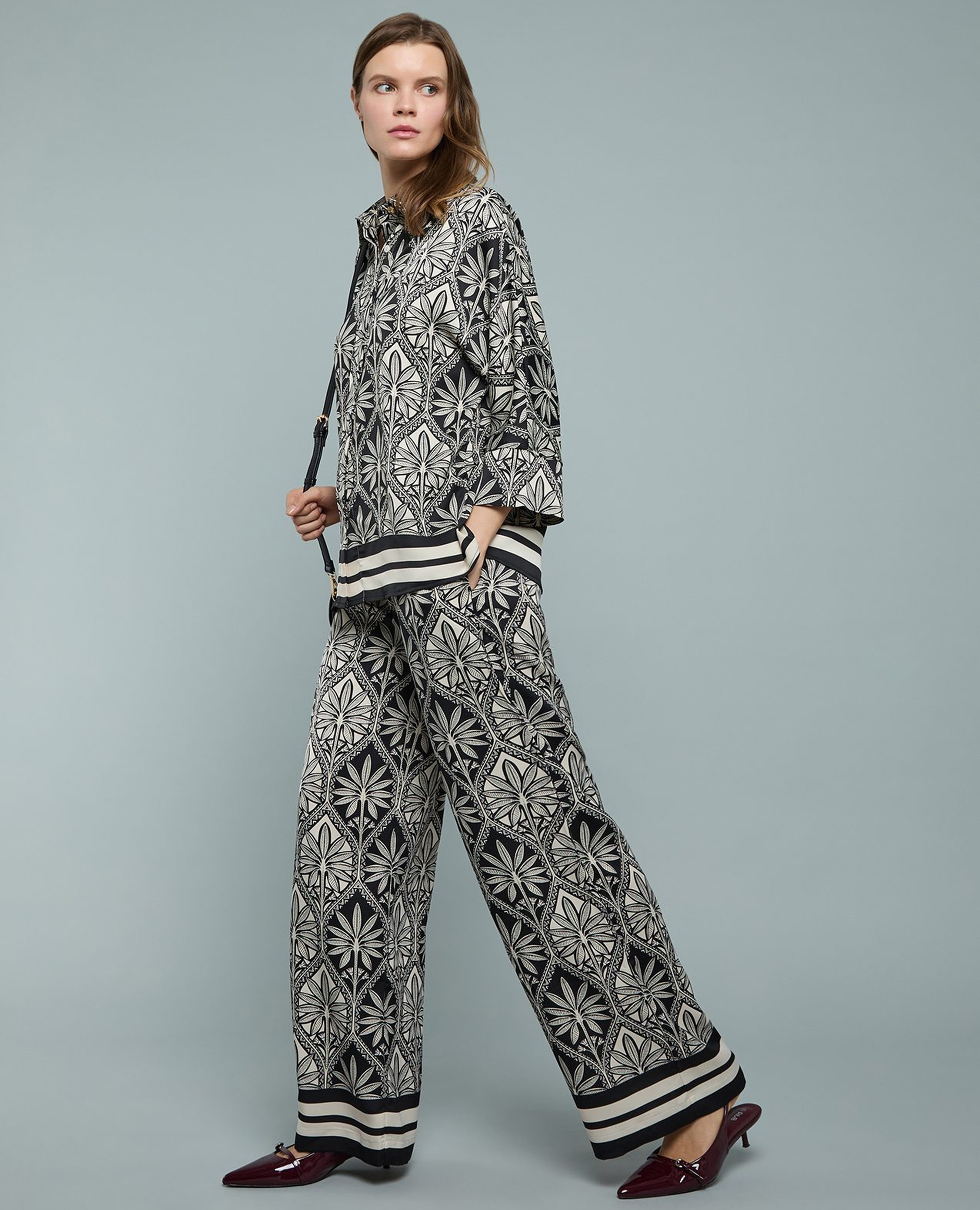 بنطلون واسع ساتان بنقشة ورباط على الخصر