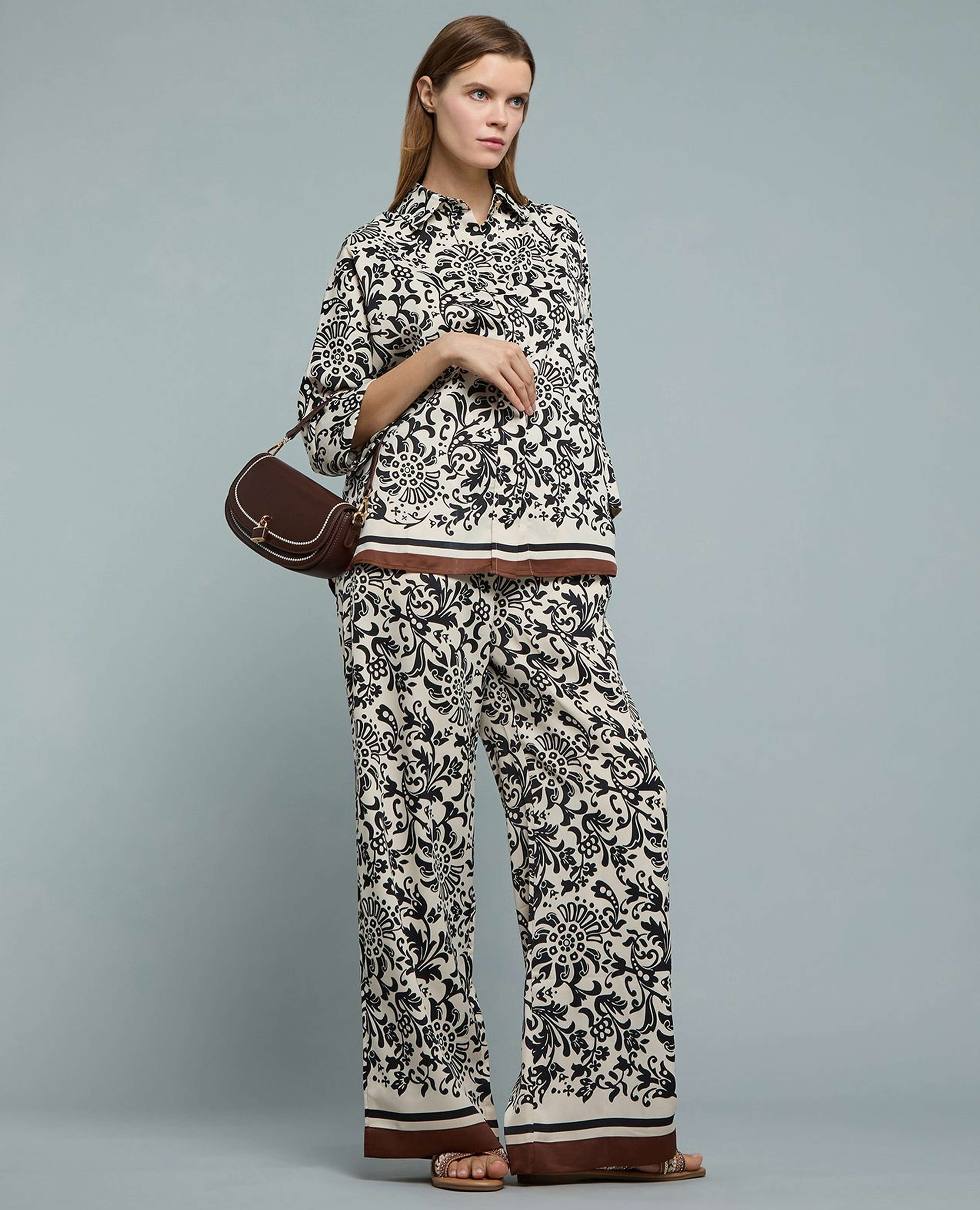 بنطلون واسع ساتان بنقشة ورباط على الخصر