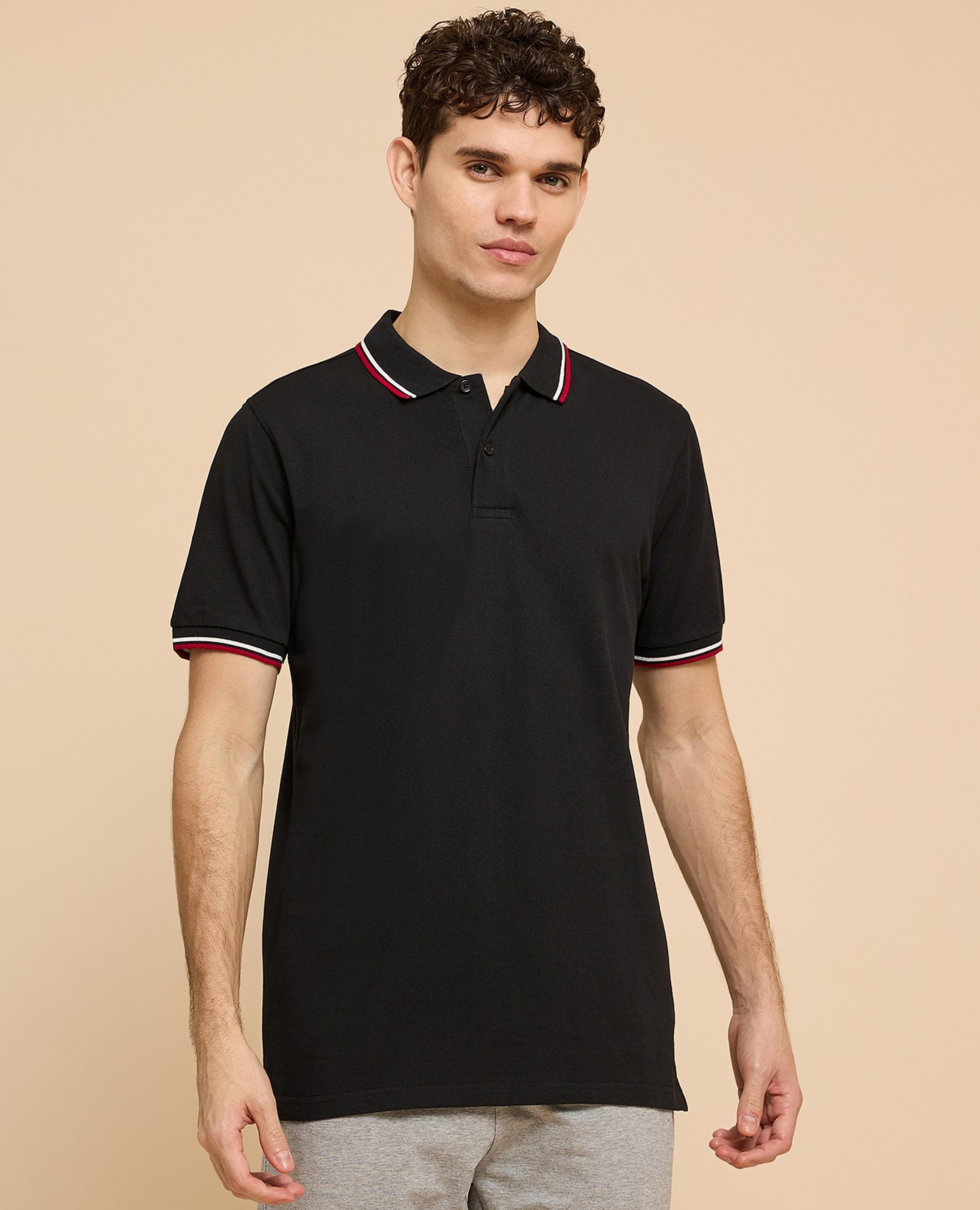 تيشيرت بولو بأطراف متباينة وكم قصير