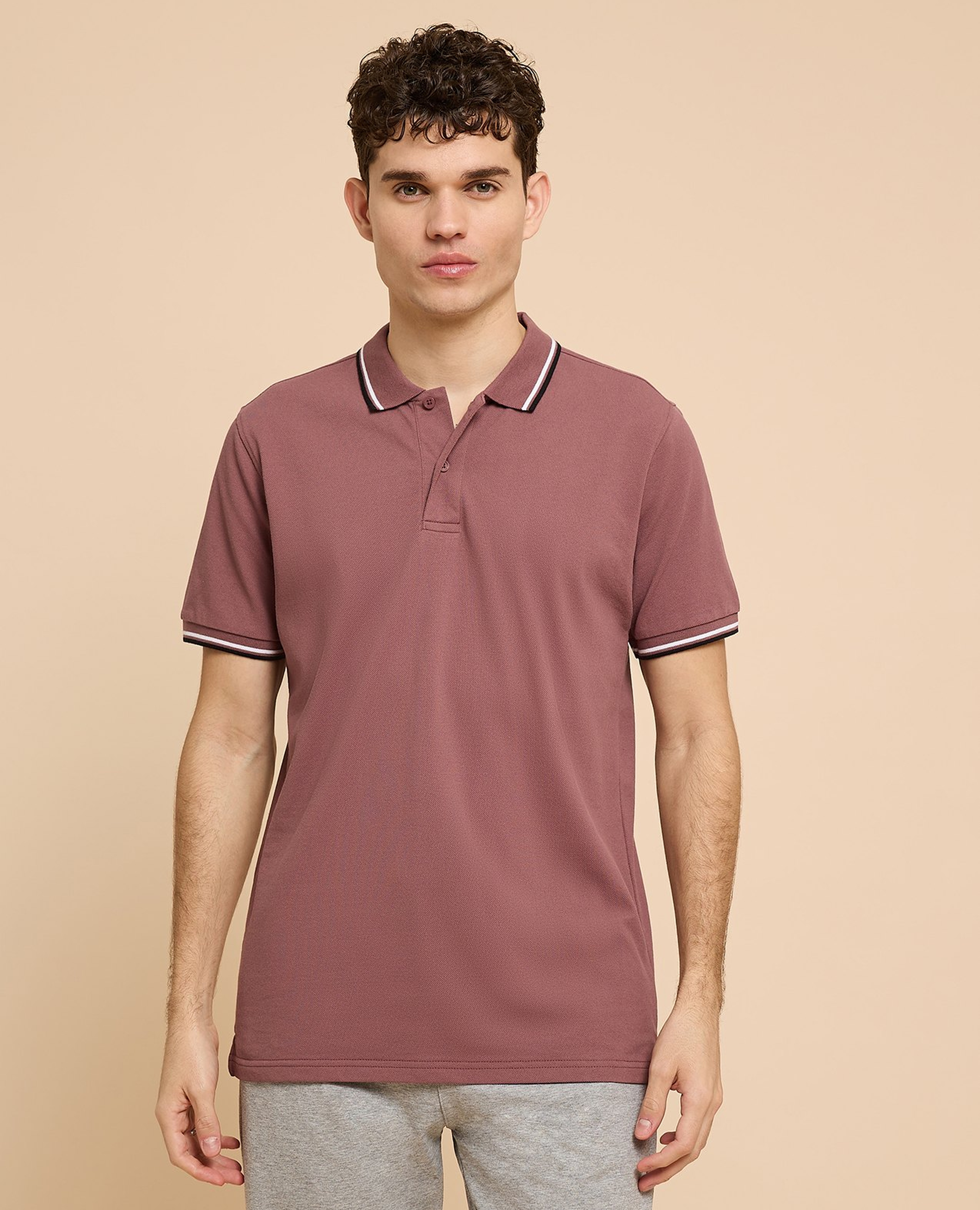 تيشيرت بولو بأطراف متباينة وكم قصير