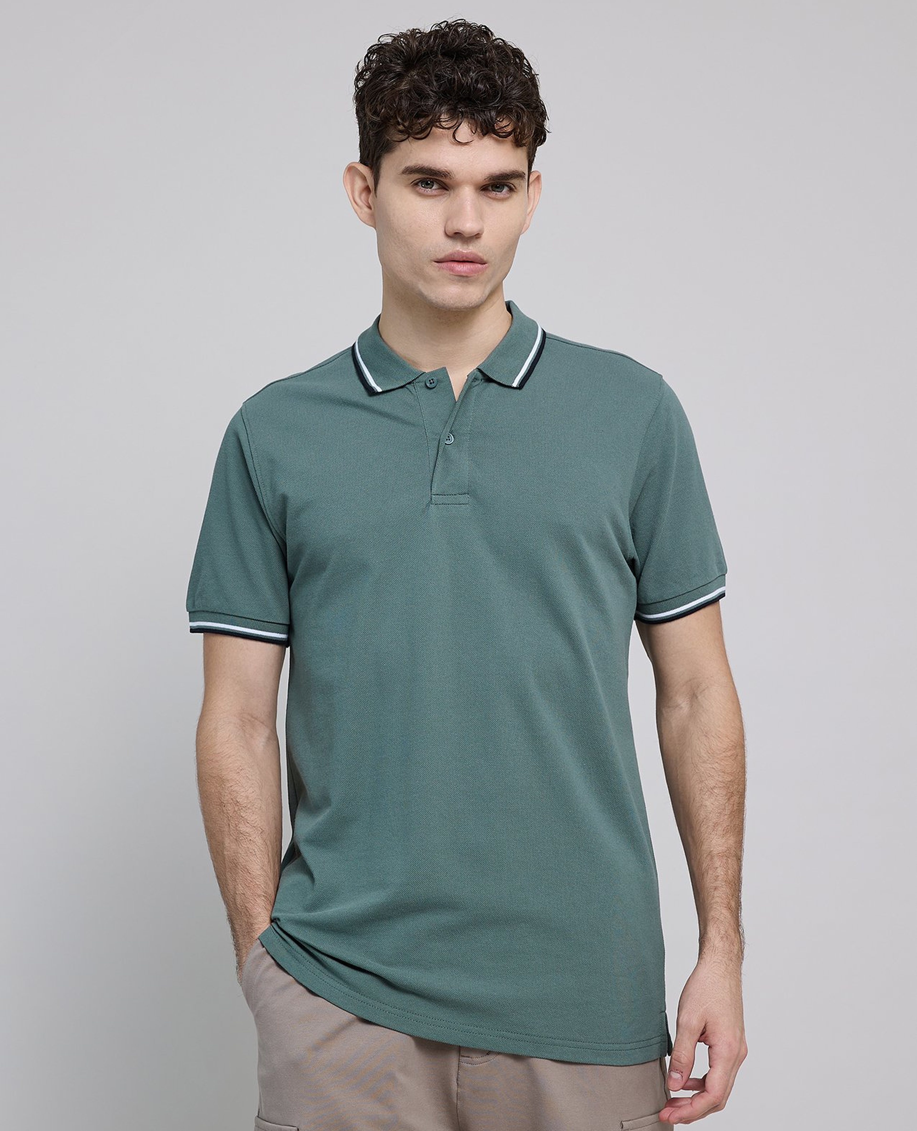 تيشيرت بولو بأطراف متباينة وكم قصير