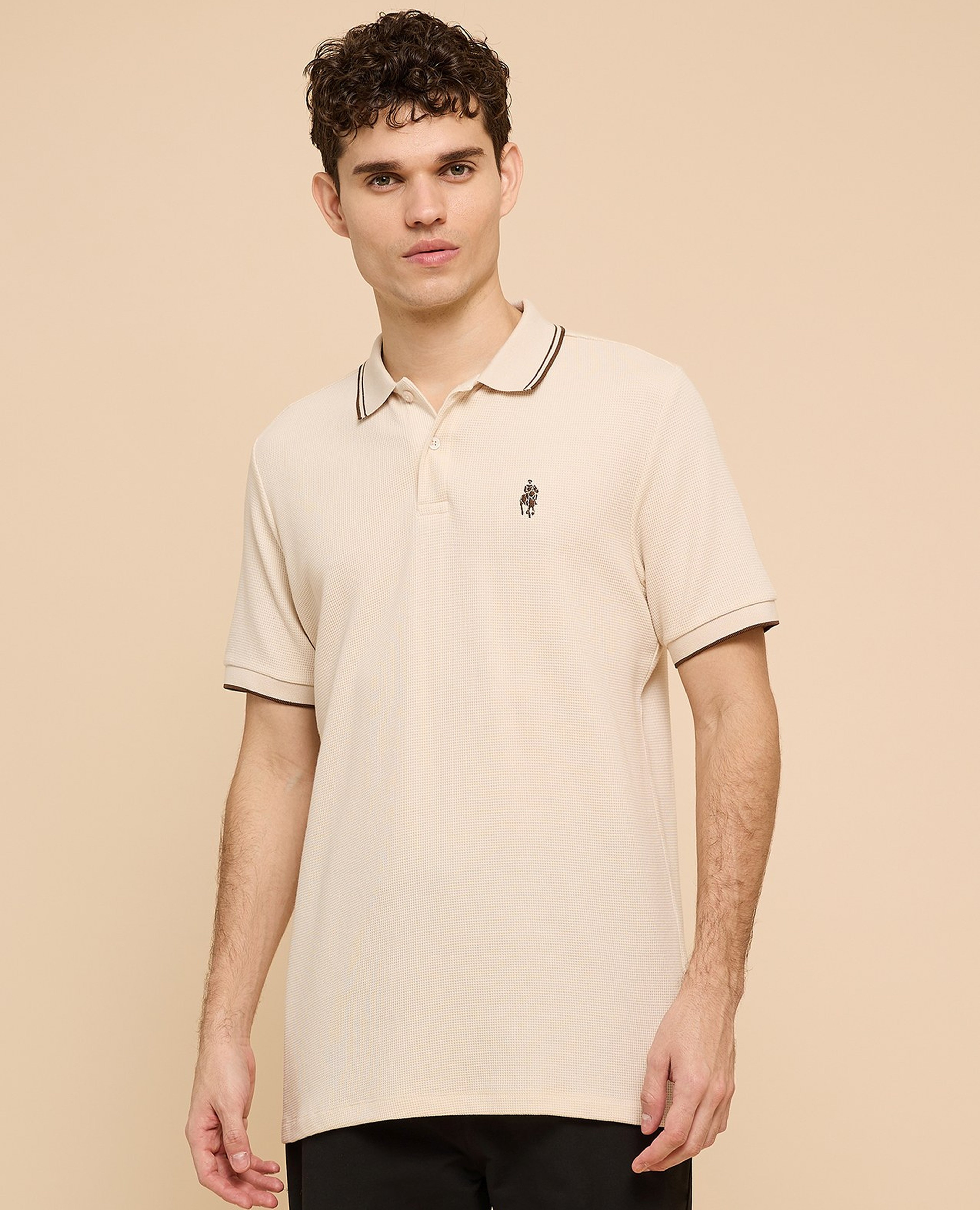 تيشيرت بولو بشعار مطرز وكم قصير