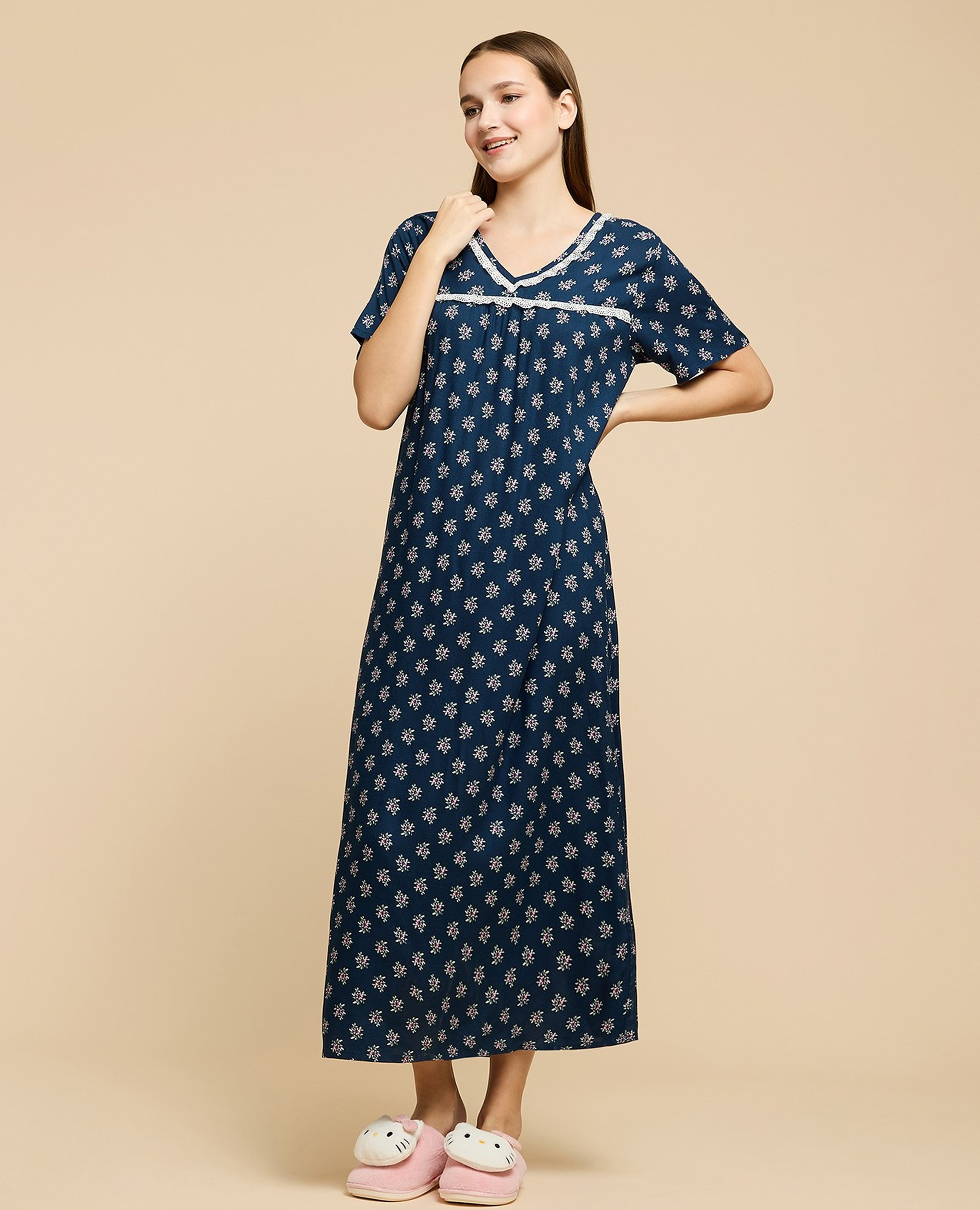 قميص نوم كم قصير بطبعة برقبة V