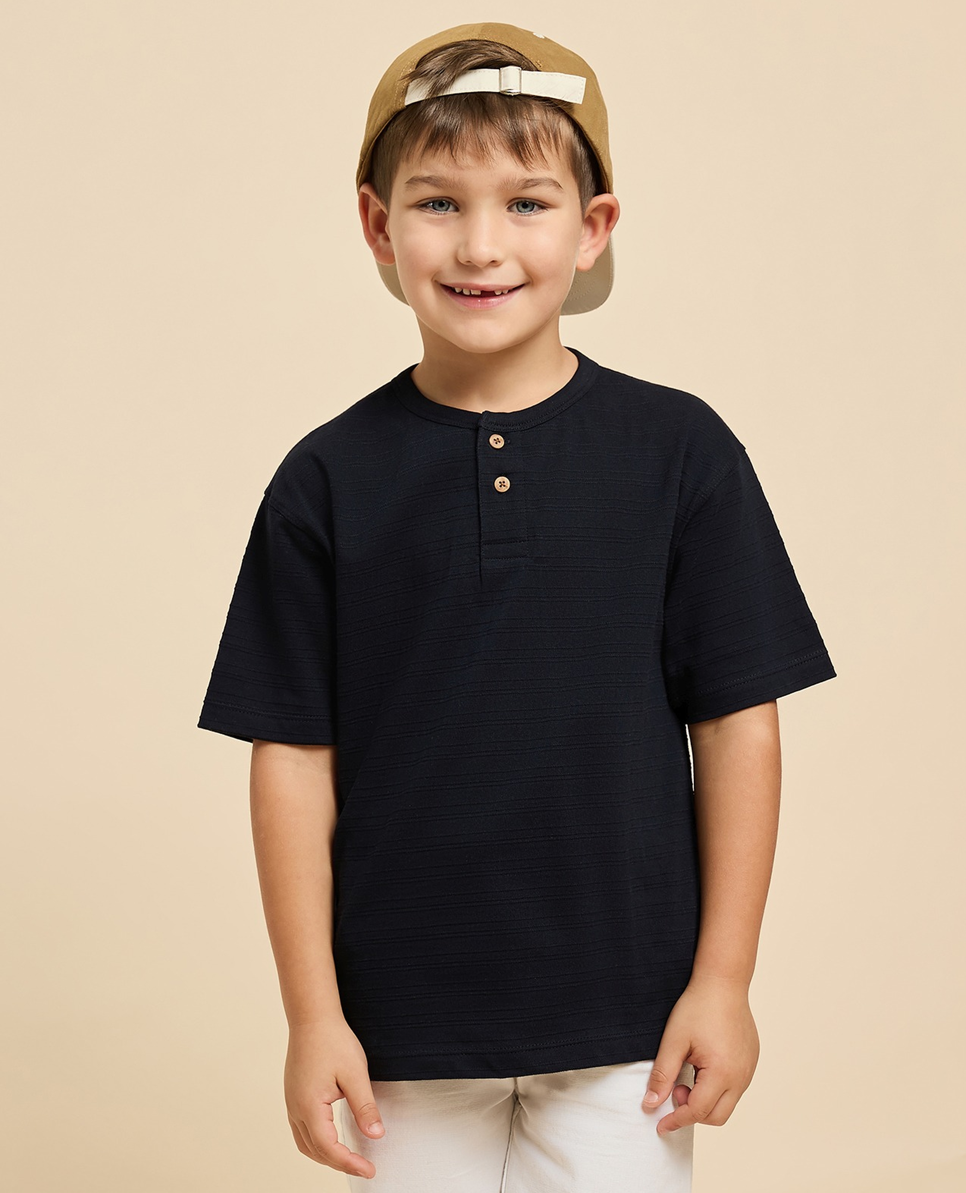 تيشيرت كم قصير بياقة هنلي